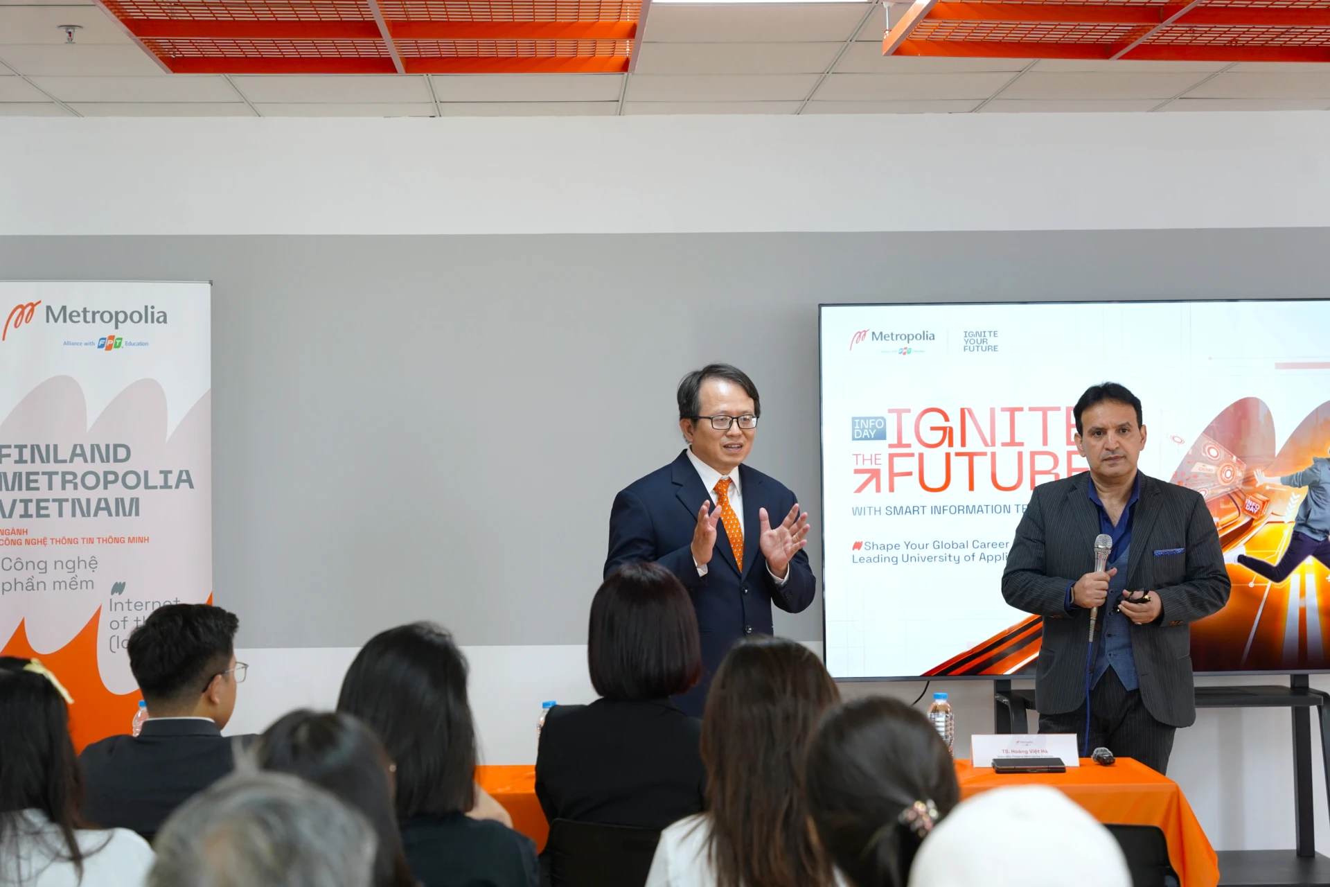 Giam doc Finland Metropolia Vietnam chia se co hoi viec lam tai su kien Info Day 26 7