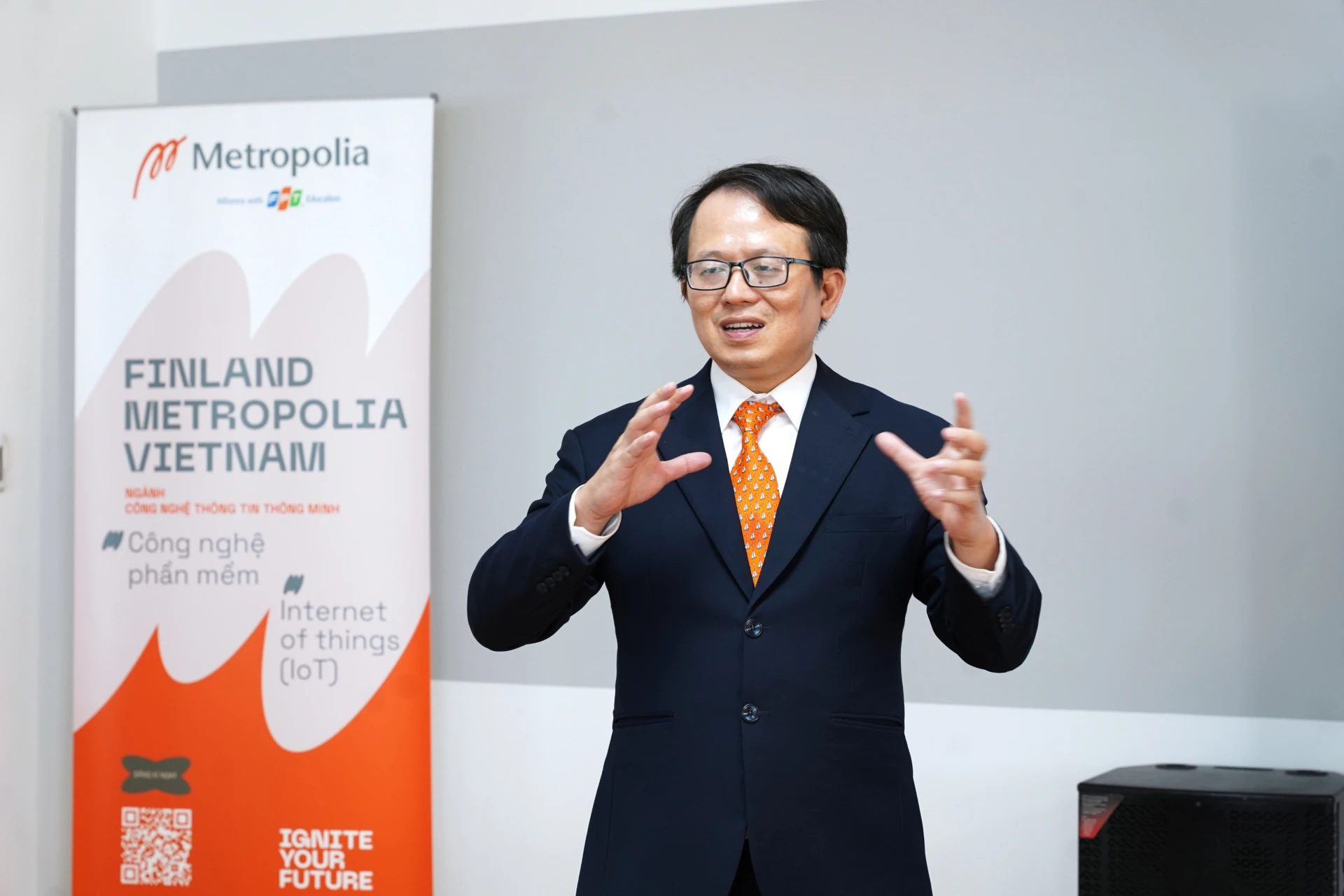 Giam doc Finland Metropolia Vietnam chia se tai su kien Info Day 26-7