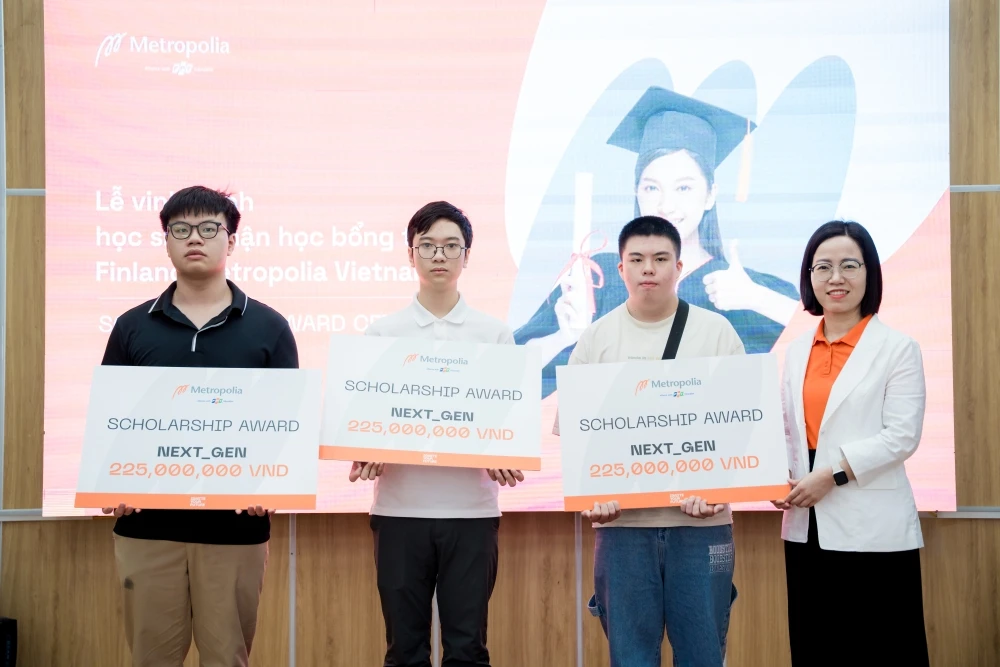 Đại diện Metropolia Vietnam trao tặng những suất học bổng giá trị cho các bạn học sinh tiềm năng tại sự kiện Info Day "Ignite your future - Định hình sự nghiệp toàn cầu với Đại học Ứng dụng hàng đầu Phần Lan"