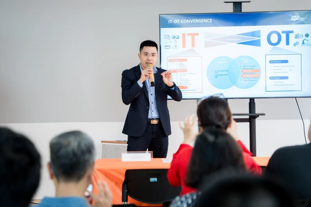 Ông Trần Hữu Công – Phó Giám đốc Khối Dịch vụ Kỹ thuật Sản phẩm Toàn cầu FPT Software, chia sẻ những thông tin giá trị và định hướng cho thế hệ kỹ sư công nghệ trẻ tại sự kiện.