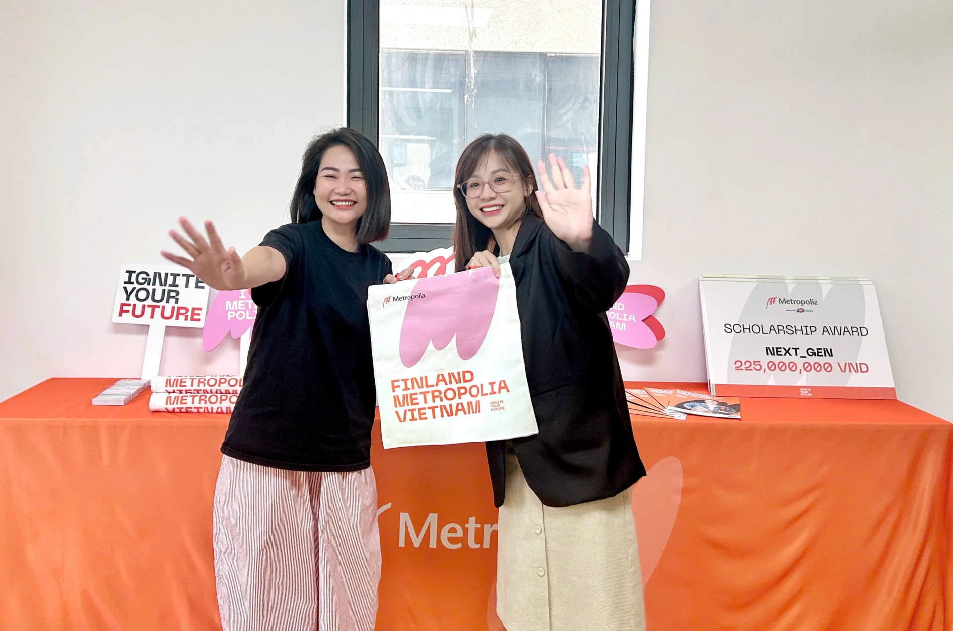 Phụ huynh học sinh check in nhận quà tặng tại sự kiện Info day Finland Metropolia Vietnam 