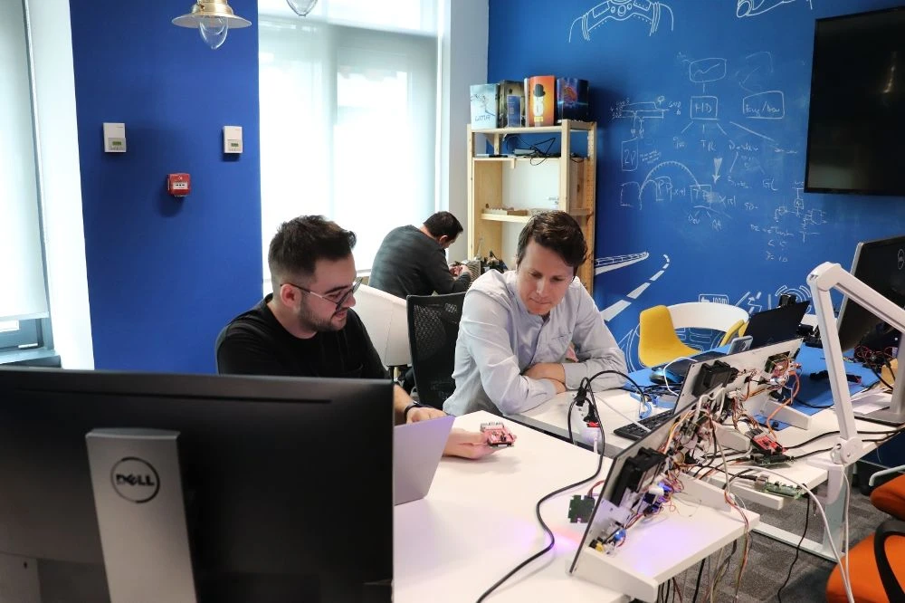 Sinh viên được làm quen, thực hành với các thiết bị IoT trong không gian phòng lab hiện đại – nơi khuyến khích sáng tạo, trao đổi ý tưởng và ứng dụng công nghệ vào giải quyết vấn đề thực tiễn.