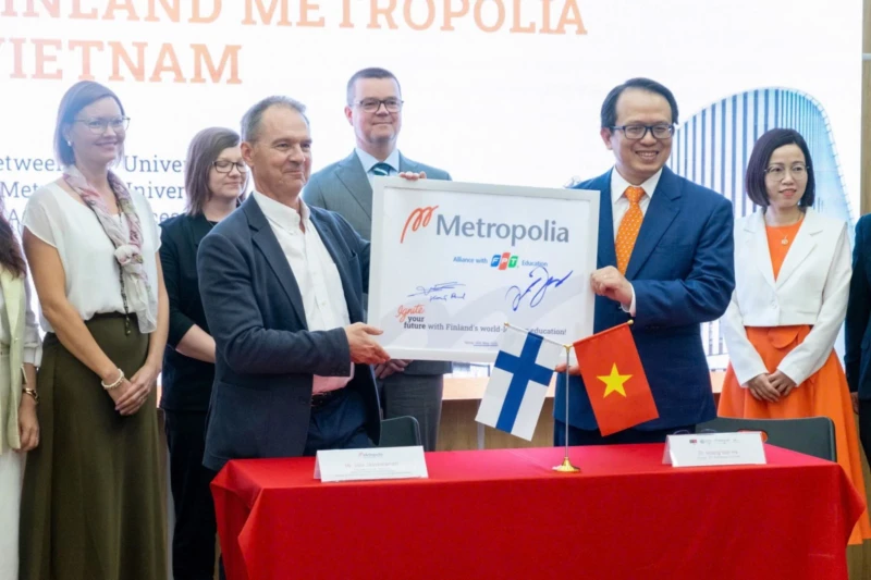 Lãnh đạo Trường Đại học FPT và Đại học Khoa học Ứng dụng Metropolia (Phần Lan) tại sự kiện công bố hợp tác, mở ra chương mới cho giáo dục đại học quốc tế tại Việt Nam