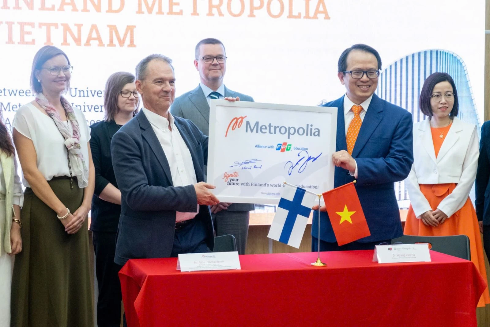 Lãnh đạo Trường Đại học FPT và Đại học Khoa học Ứng dụng Metropolia (Phần Lan) tại sự kiện công bố hợp tác, mở ra chương mới cho giáo dục đại học quốc tế tại Việt Nam