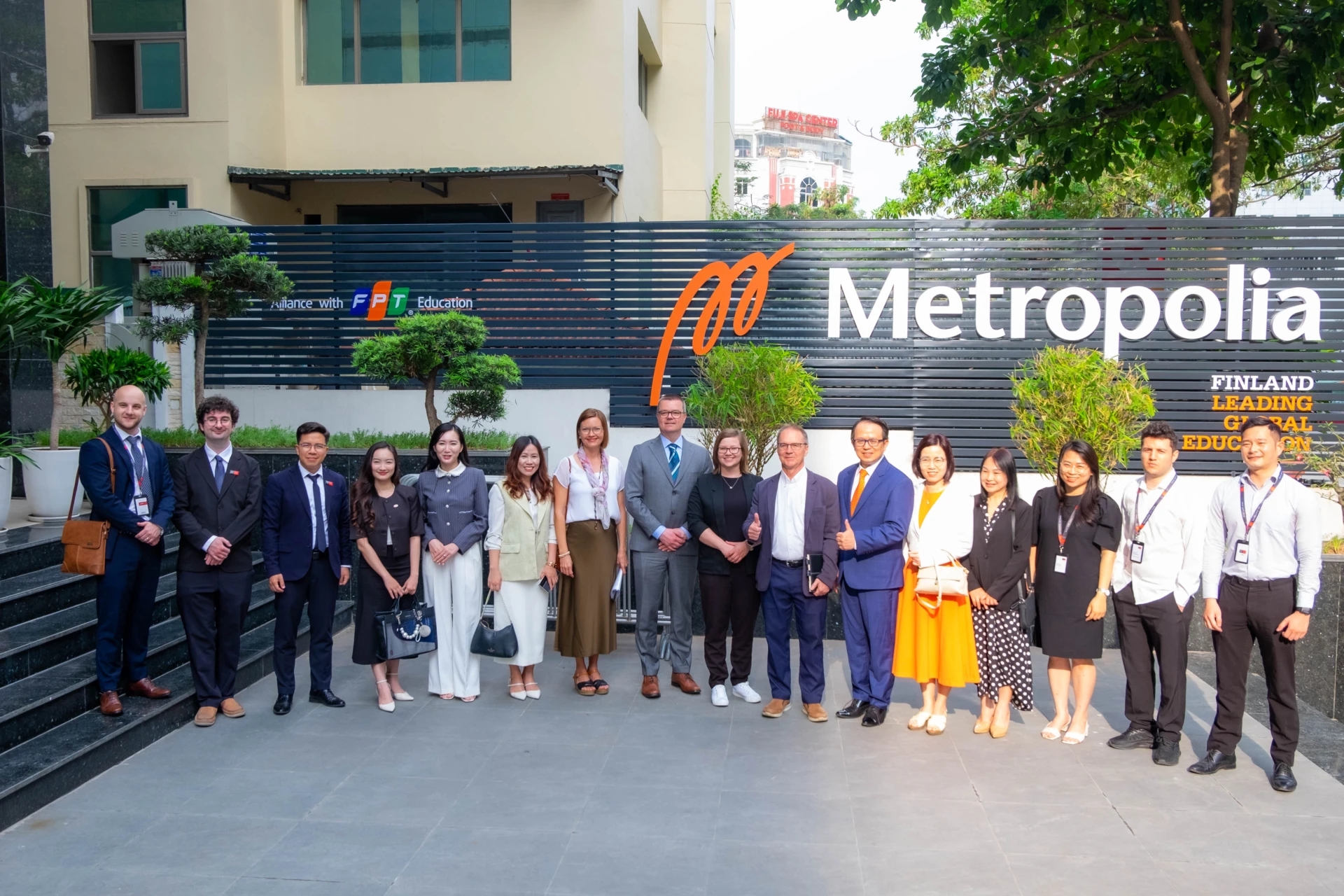 Vì sao mô hình đại học ứng dụng Phần Lan được thế giới ngưỡng mộ 6 Đại diện Đại học Ứng Dụng Metropolia Phần Lan và Finland Metropolia Vietnam chụp ảnh lưu niệm tại trụ sở 80 Duy Tân - Cầu Giấy- Hà Nội