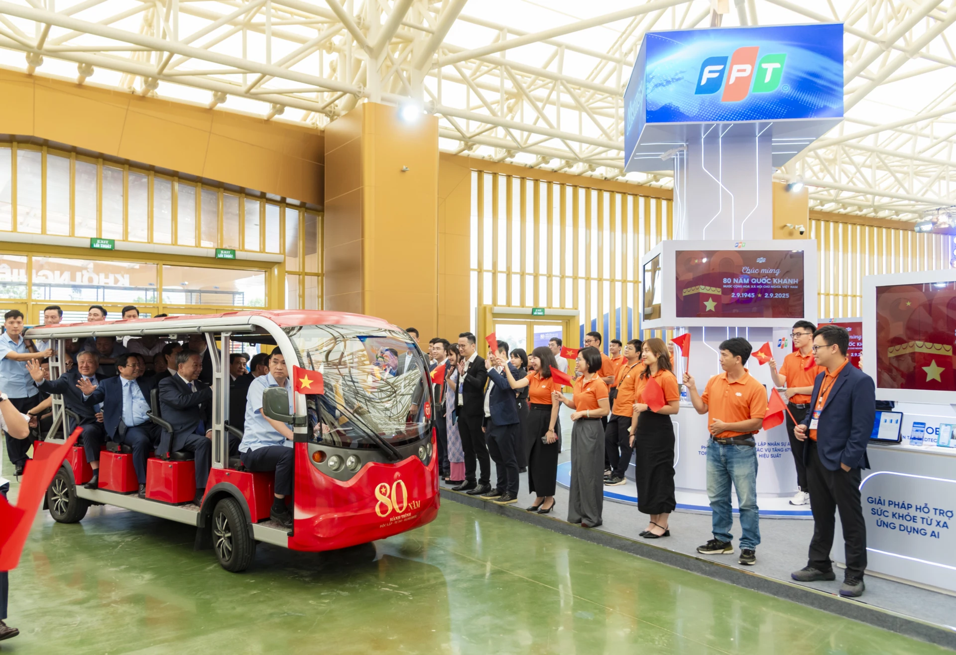 Gian hang trien lam cua FPT don chao Tong Bi thu To Lam va Thu tuong Pham Minh Chinh