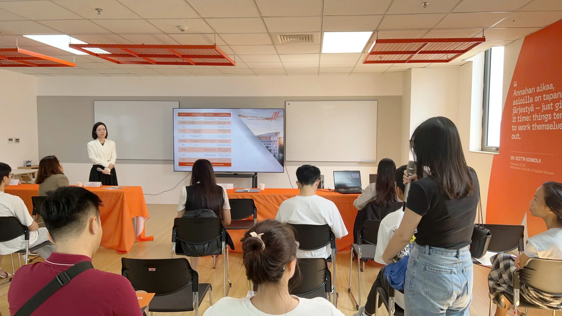 Hoi dap phu huynh hoc sinh tai Info day Finland Metropolia Vietnam2