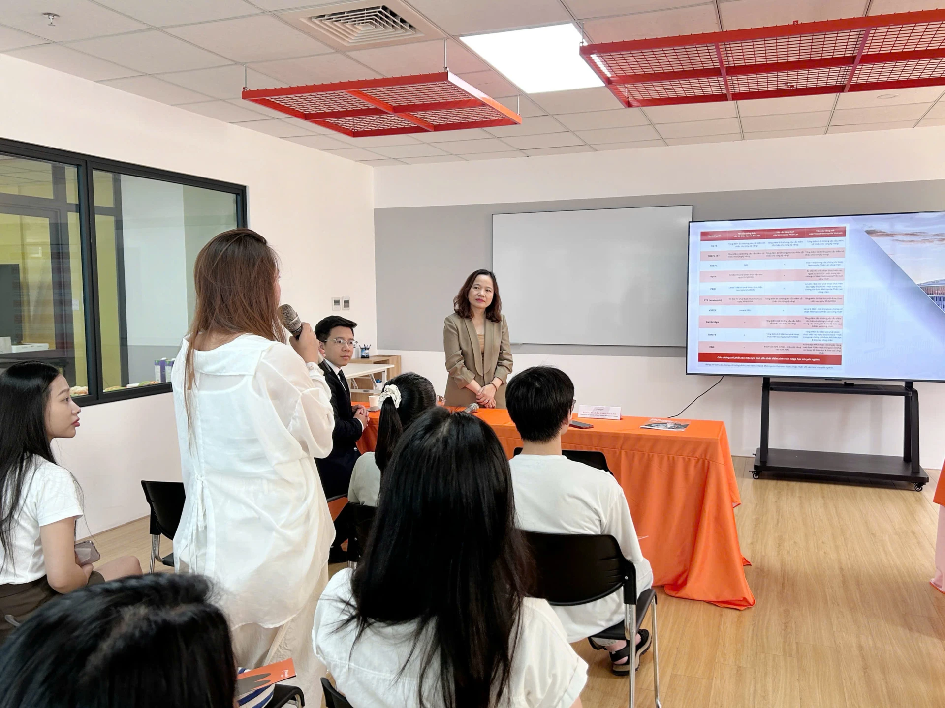 Hoi dap phu huynh hoc sinh tai Info day Finland Metropolia Vietnam3 1