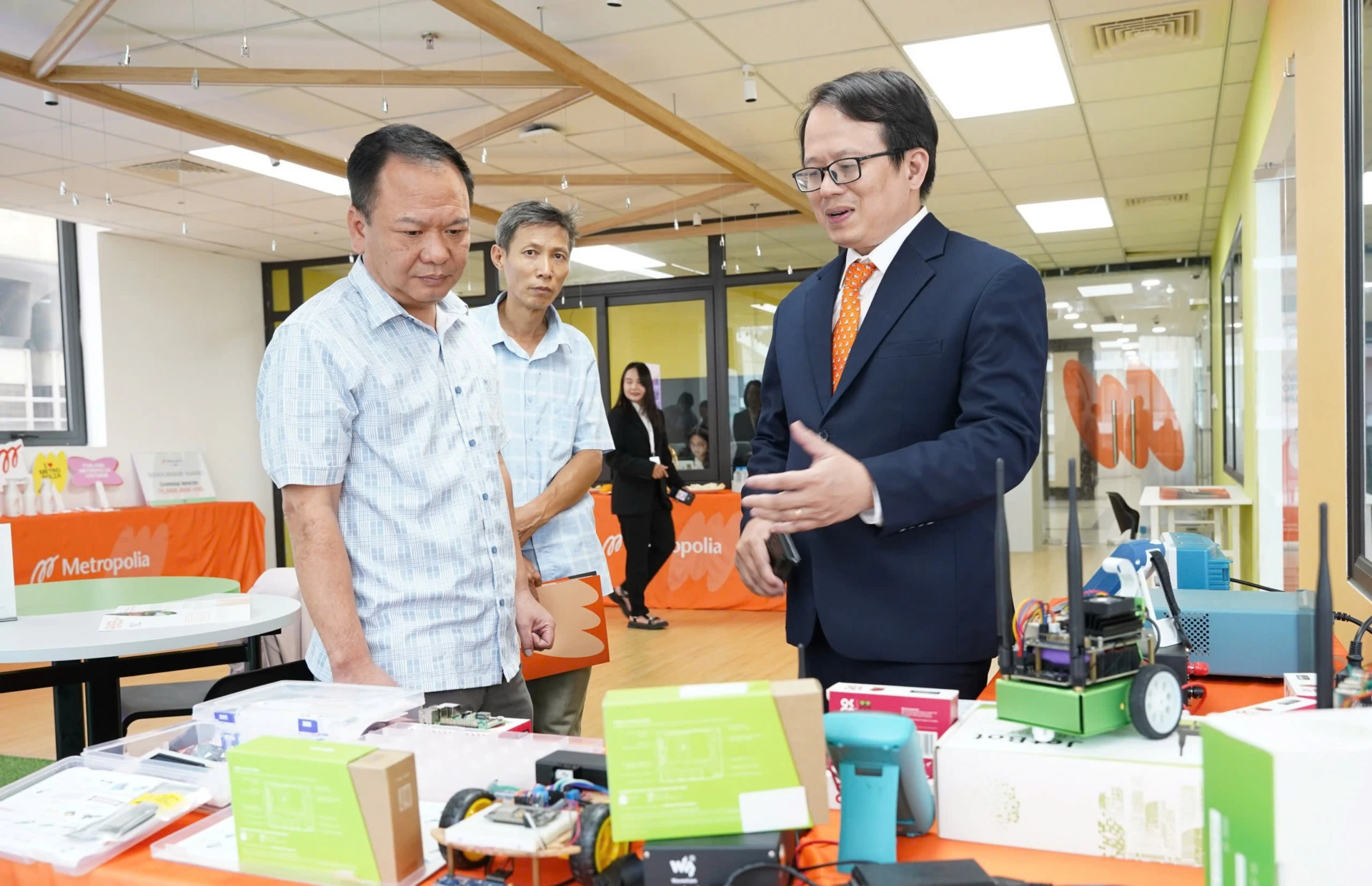 Ông Hoàng Việt Hà, Giám đốc Finland Metropolia Vietnam giới thiệu các sản phẩm công nghệ thông tin và dự án thực tế của sinh viên, giúp phụ huynh có cái nhìn cụ thể về phương pháp và chất lượng đào tạo của chương trình