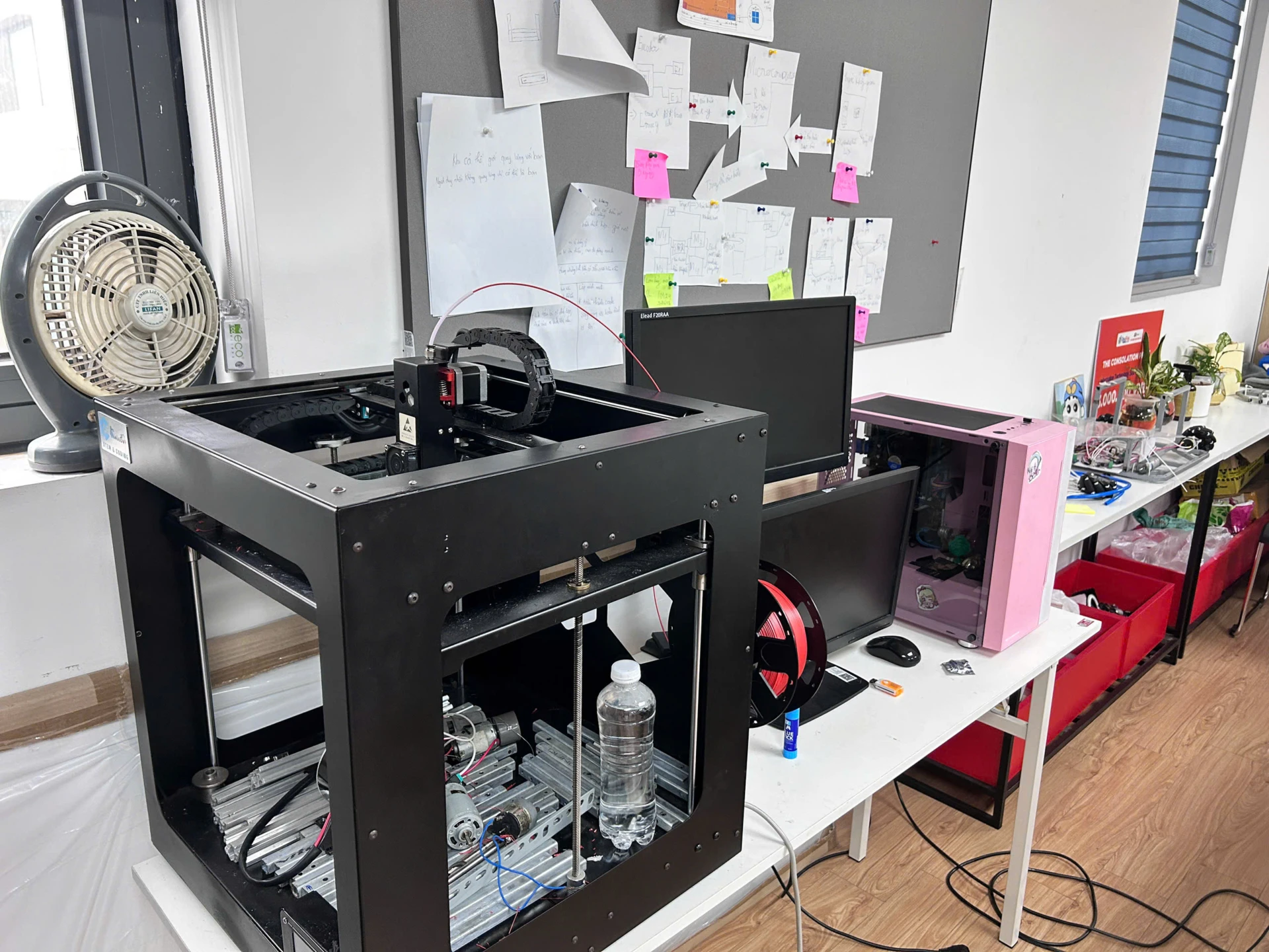 Phòng lab của Finland Metropolia Vietnam trang bị máy in 3D cùng các thiết bị tiên tiến giúp sinh viên có môi trường học tập hiệu quả và nâng cao tính sáng tạo
