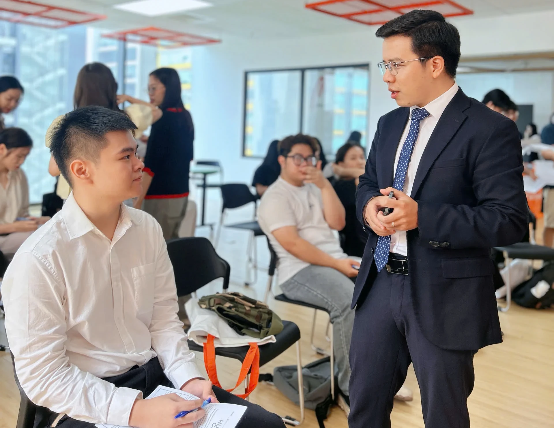 Active learning -Giảng viên đóng vai trò hướng dẫn và là người đồng hành, giúp sinh viên giải đáp thắc mắc và tự do sáng tạo