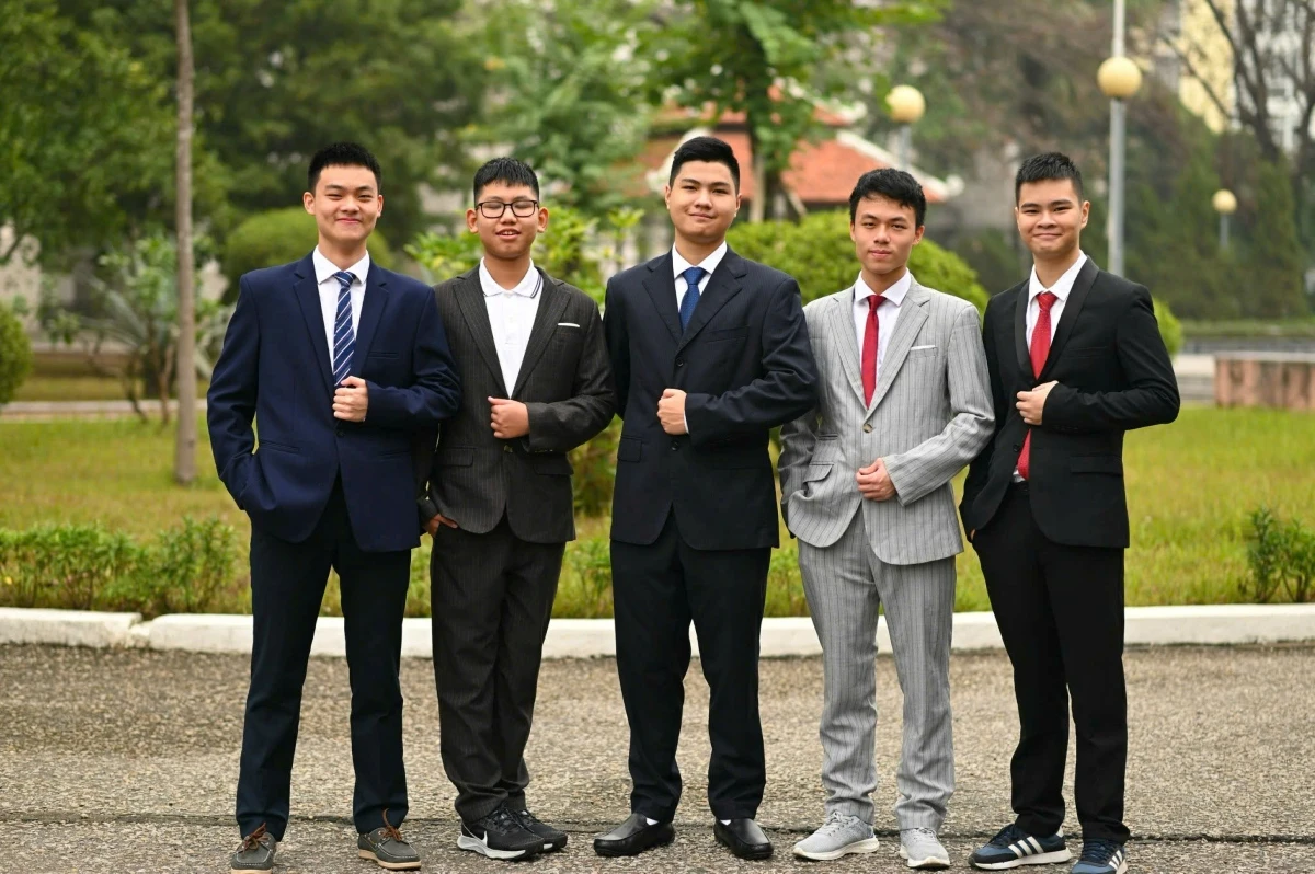 Đăng Quân (ngoài cùng bên phải) cùng bạn bè tại Trường THPT trực thuộc Đại sứ quán Nga