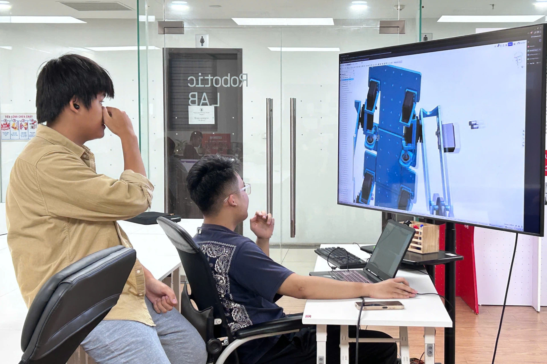 Sinh viên công nghệ thông tin thông minh tại Finland Metropolia Vietnam học tập trong phòng lab tiên tiến, tự do sáng tạo nên các sản phẩm công nghệ của mình