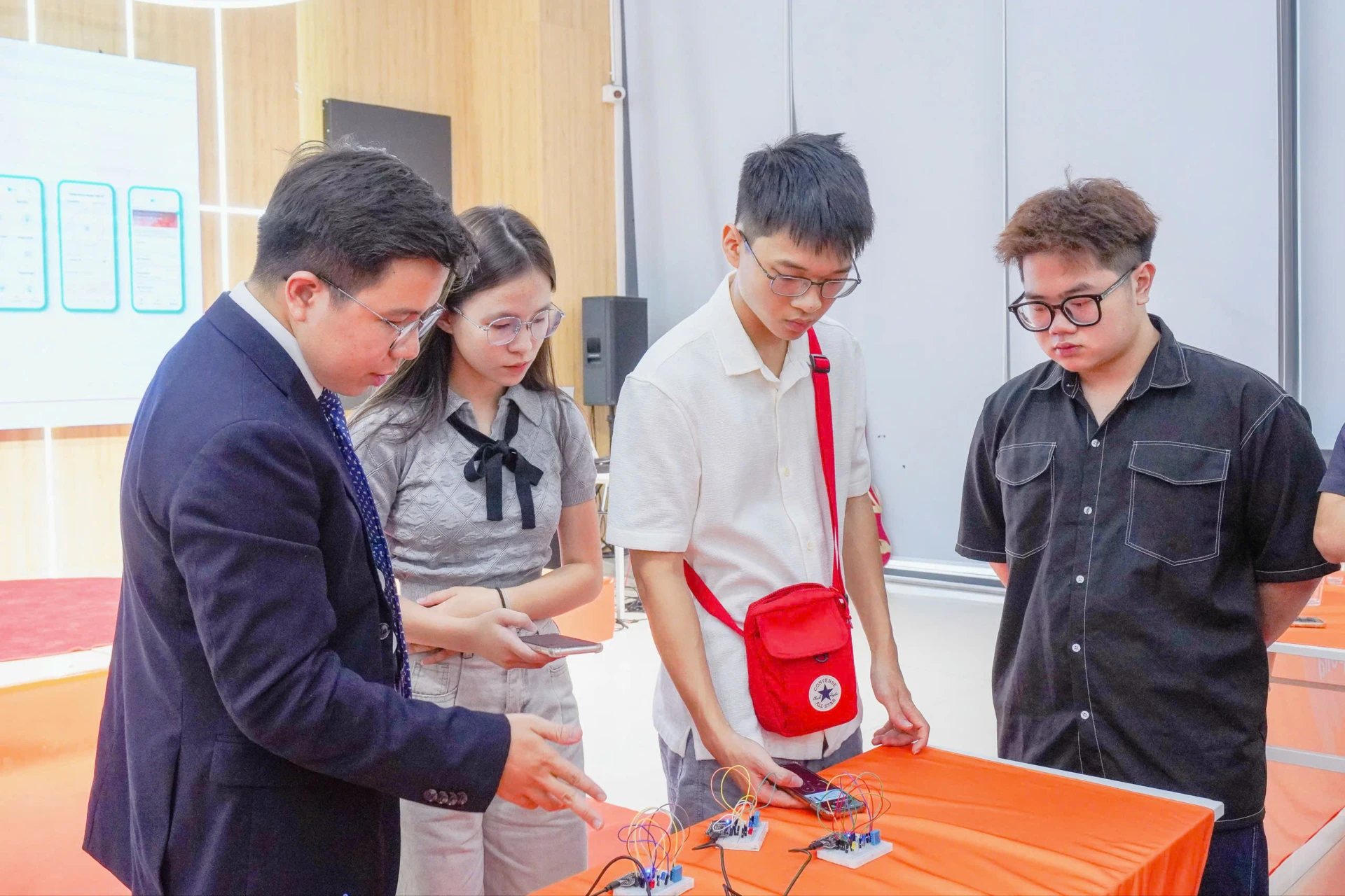 TS. Đại hướng dẫn các tân sinh viên trong thử thách công nghệ Smart IT First Challenge.