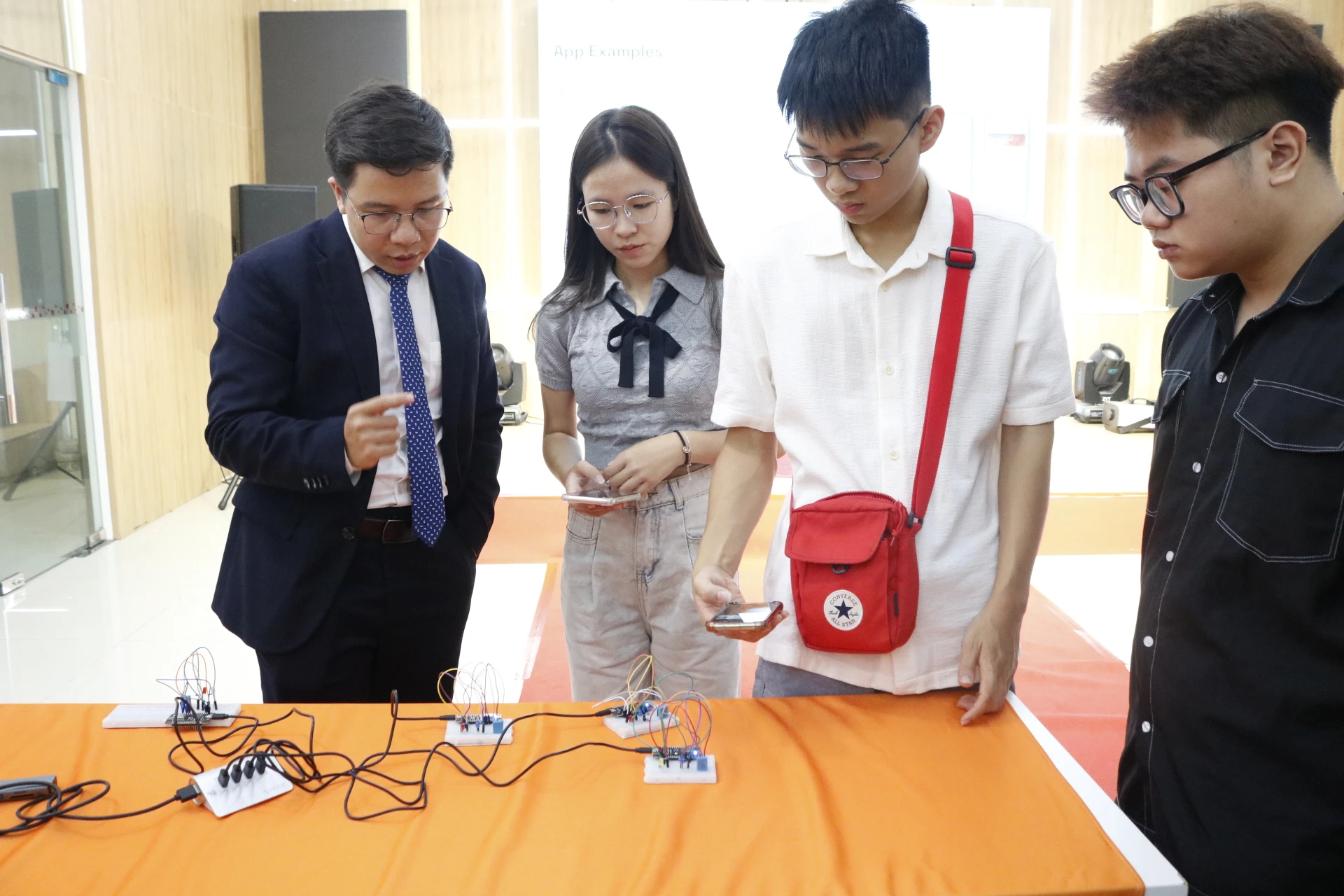 Thực hành dự án là yếu tố cốt lõi trong phương pháp đào tạo "Project by Learning" của Finland Metropolia Vietnam, giúp sinh viên làm quen với các công nghệ nền tảng và an ninh mạng