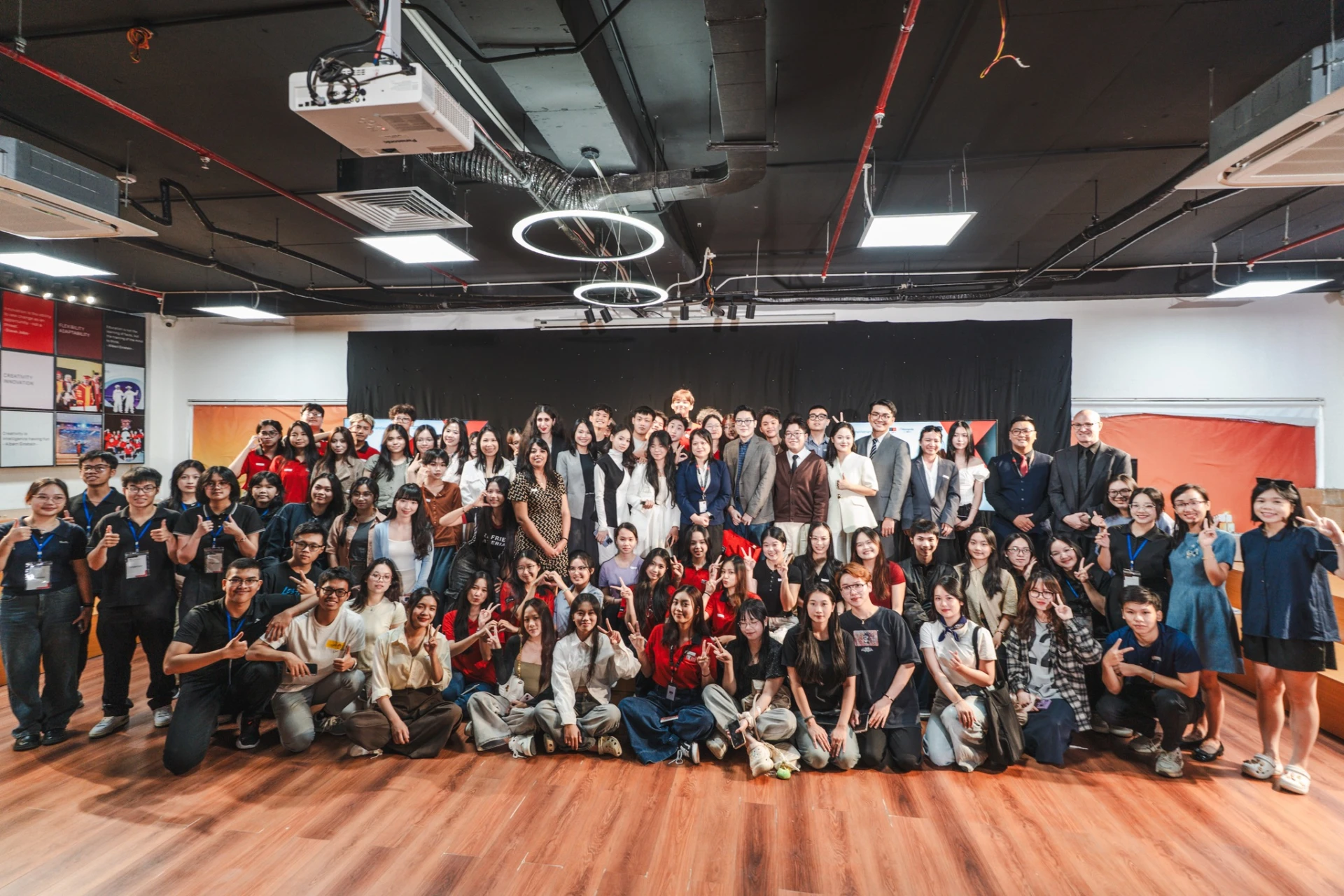  Ban tổ chức, các Diễn giả và Tình nguyện viên đầy nhiệt huyết tại sự kiện TEDxSwinburneVietnamDanang 2025 với chủ đề "Ignite your future