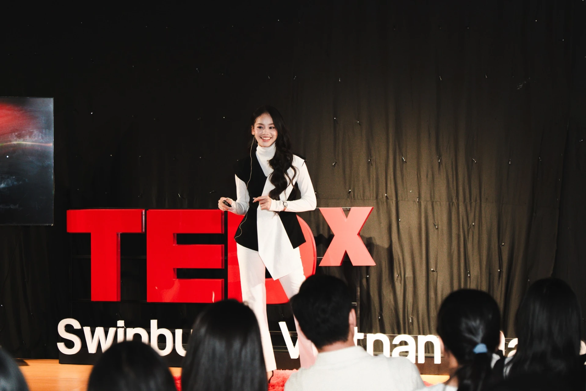 Võ Ngọc Minh Anh (Alena) – sinh viên Trường Đại học Ngoại ngữ – Đại học Đà Nẵng – diễn giả tại TEDxSwinburneVietnamDanang 2025 mang đến bài chia sẻ "Từ cái cớ đến sức mạnh”