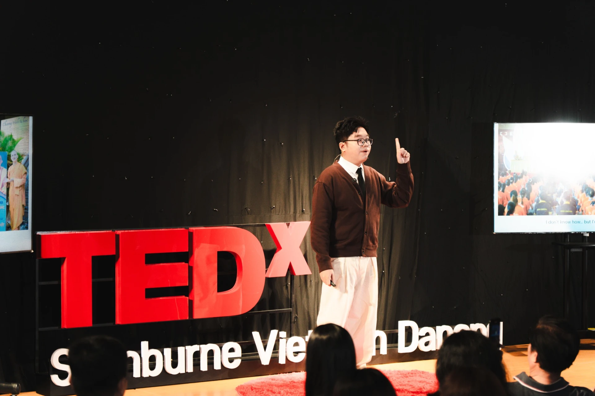 Nguyễn Bá Chánh – sinh viên tại Swinburne Việt Nam (Đà Nẵng) – diễn giả tại TEDxSwinburneVietnamDanang 2025 mang đến một góc nhìn táo bạo và đầy trung thực trong bài nói “Tôi không biết – Nhưng tôi sẽ thử”