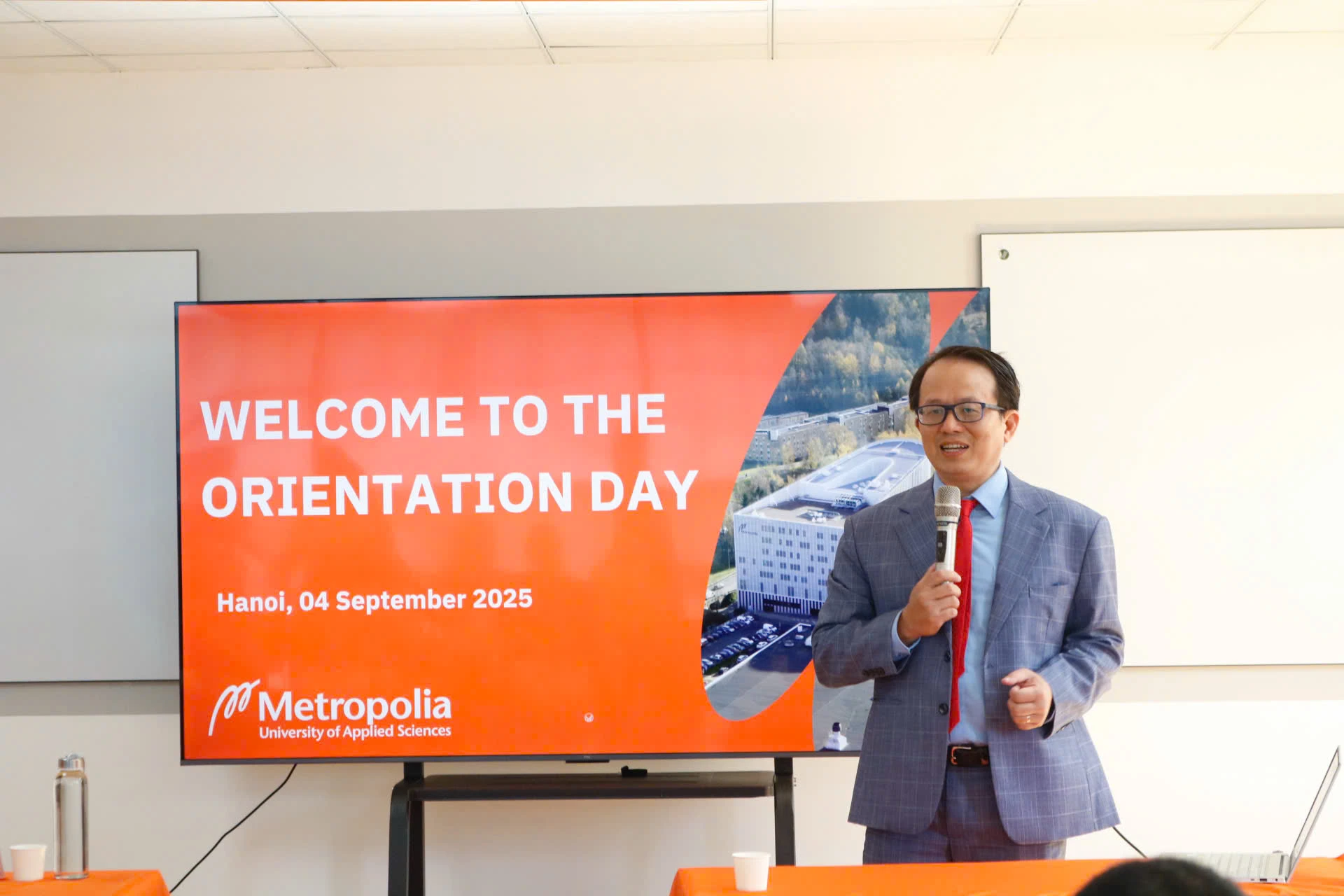 Orientation Day 4/9: Chào đón thế hệ sinh viên tiên phong tại Finland Metropolia Vietnam 2 TS. Hoàng Việt Hà, Giám đốc Metropolia Vietnam, chia sẻ định hướng và tầm nhìn toàn cầu, tiếp lửa cho thế hệ sinh viên đầu tiên trên hành trình "Ignite Your Future".