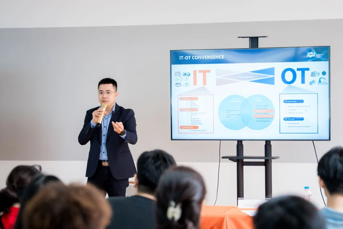 Ông Trần Hữu Công, Phó giám đốc FPT Software, chia sẻ về cơ hội nghề nghiệp trong kỷ nguyên IoT tại sự kiện của Finland Metropolia Vietnam
