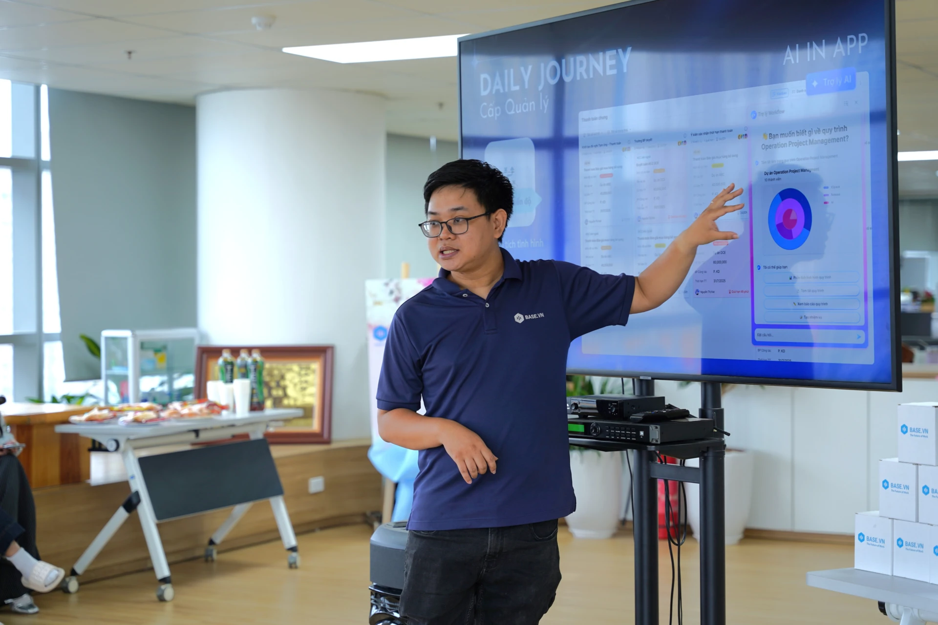 anh Nguyễn Phi Hùng – Product Owner Base.vn giới thiệu đến sinh viên vai trò của AI và Machine Learning trong tối ưu hóa quy trình vận hành doanh nghiệp