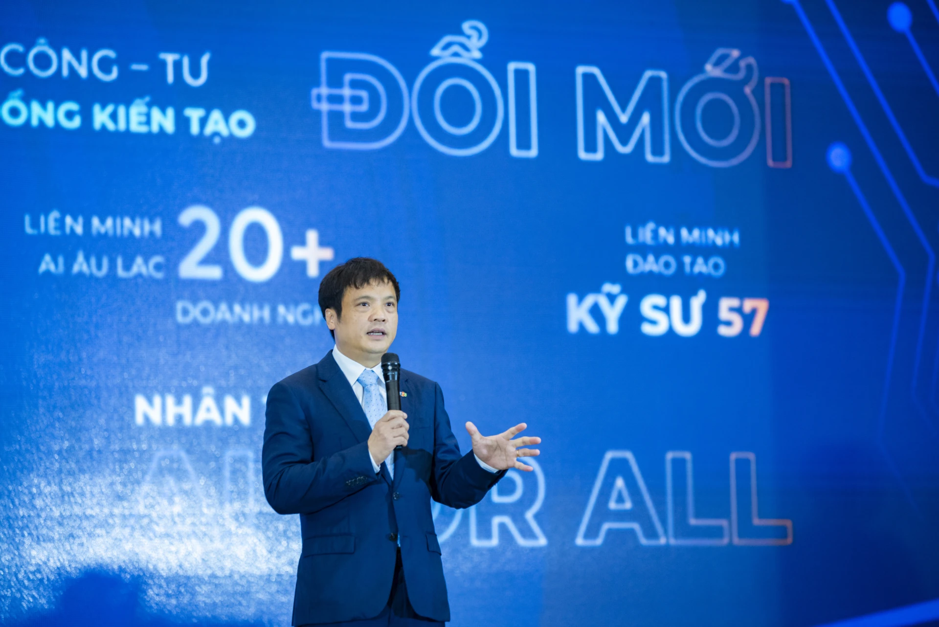 Ông Nguyễn Văn Khoa - Tổng giám đốc FPT chia sẻ về tầm quan trọng của đổi mới sáng tạo trong phát triển doanh nghiệp, tổ chức trường tồn, góp phần xây dựng quốc gia. 