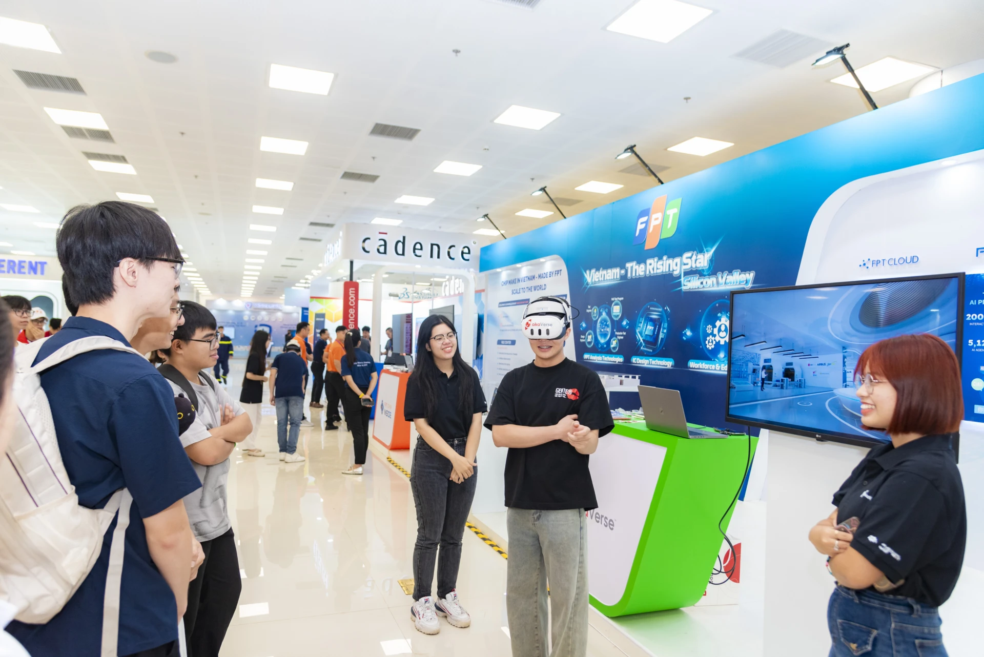 Khách tham quan trải nghiệm FPT AI Agents và VR Training