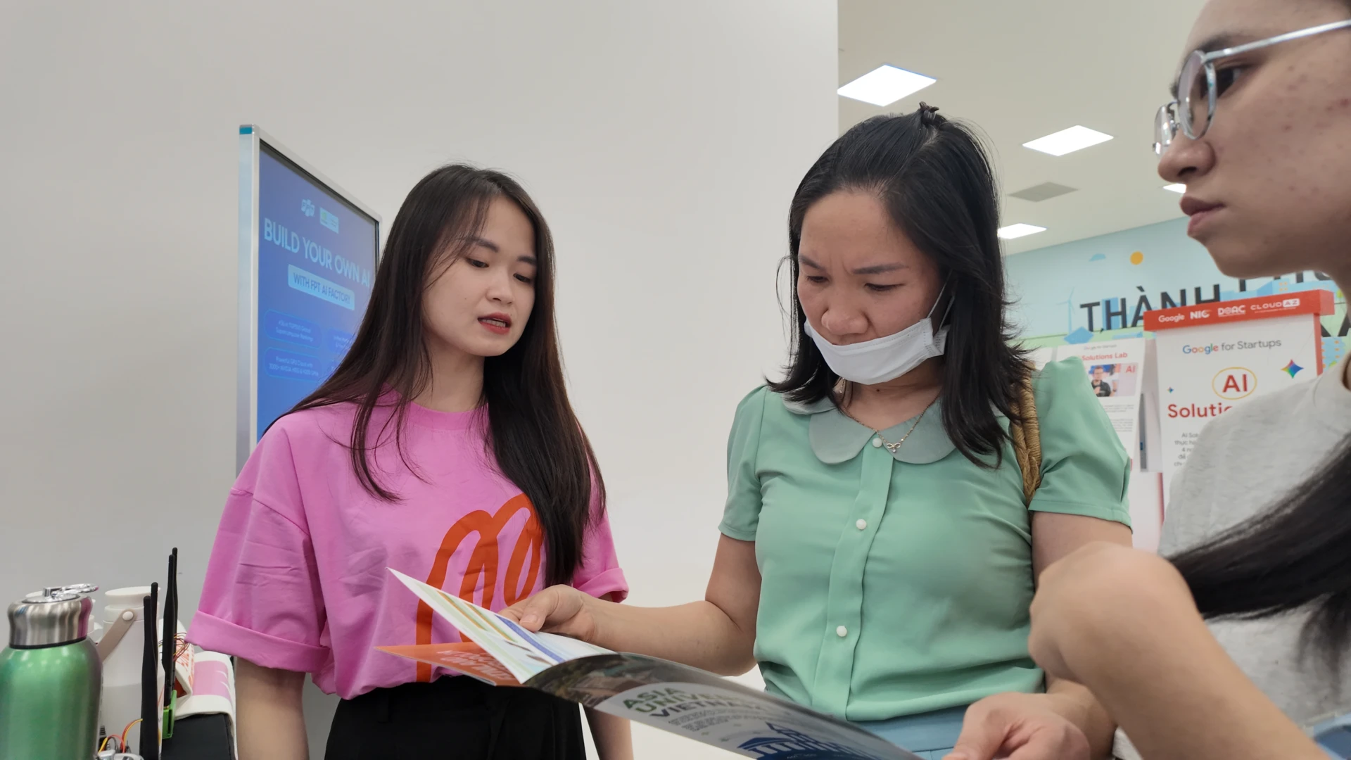 Khach tim hieu chuong trinh dao tao Finland Metropolia Vietnam tai ngay hoi doi moi sang tao VN 2025