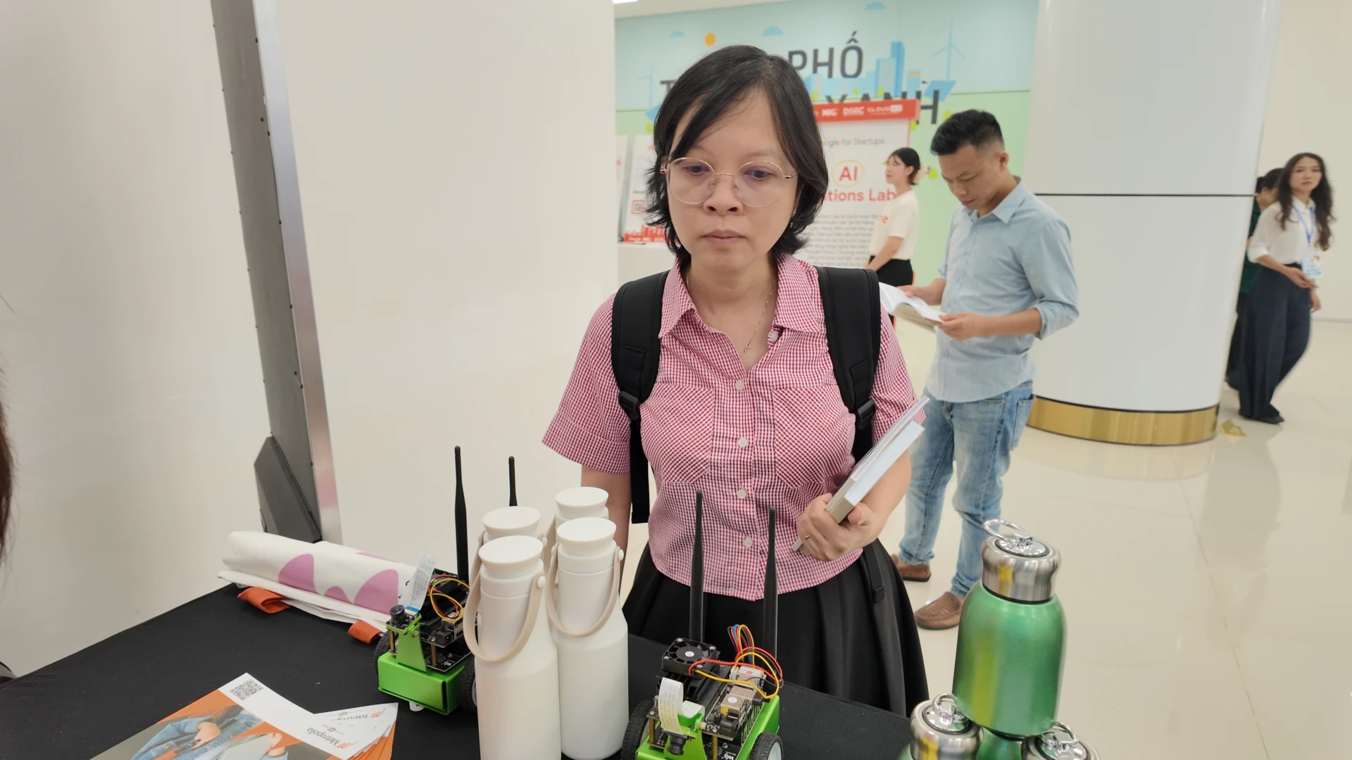 Khách tham quan tìm hiểu về chương trình đào tạo công nghệ thông tin thông minh của Finland Metropolia Vietnam tại sự kiện 