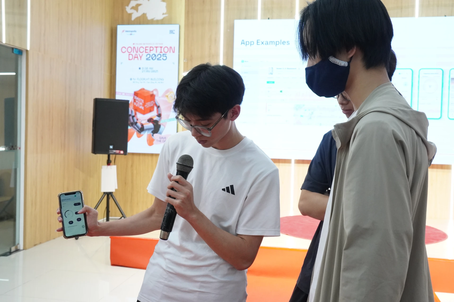An Nam tự tin chia sẻ về Mobie App ứng dụng iot do nhóm của mình lập trình và ứng dụng vào thực tế tại giảng đường 