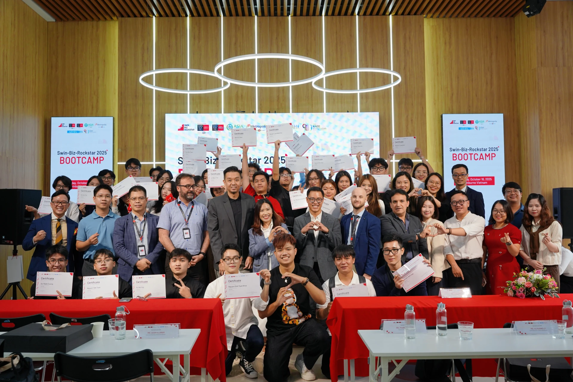 Top 36 đội thi tài năng tại Vòng Bootcamp Swin-Biz-Rockstar 2025 cùng Hội đồng Giám khảo