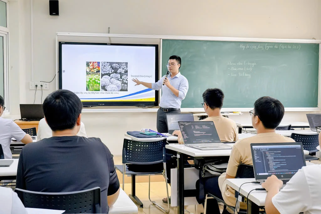 ThS.Minh không chỉ truyền đạt kiến thức mà còn khơi dậy niềm đam mê sáng tạo, giúp sinh viên Việt Nam tự tin vươn ra thế giới công nghệ.