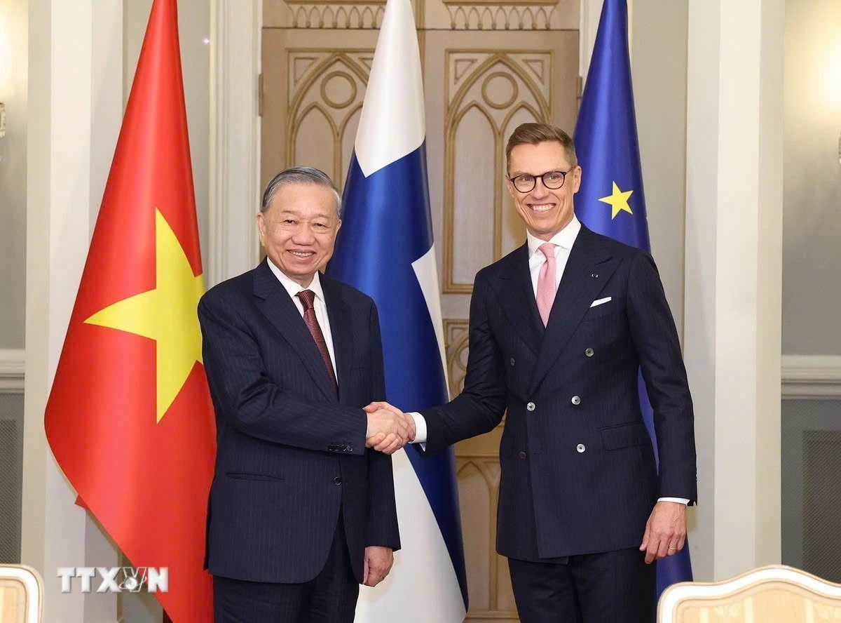 Tổng Bí thư Tô Lâm và Tổng thống Phần Lan Alexander Stubb bắt tay sau khi cùng chứng kiến lễ ký kết văn kiện hợp tác ngày 21-10 - Ảnh: TTXVN