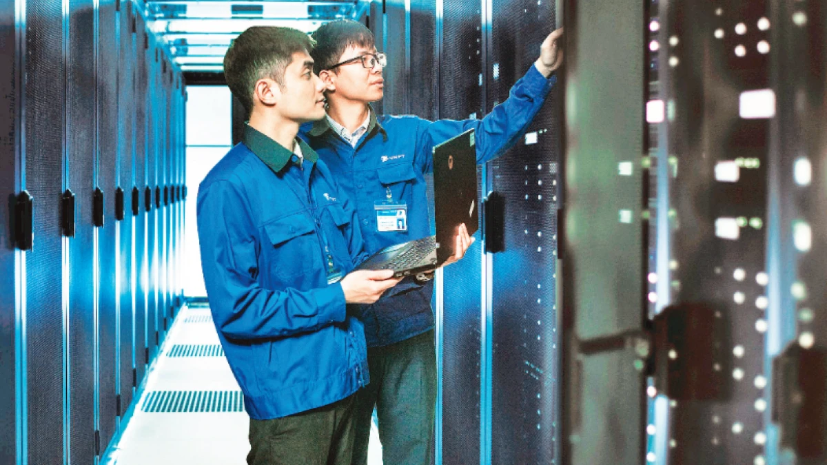 Kỹ sư công nghệ thông tin Việt Nam vận hành hệ thống trung tâm dữ liệu – nền tảng cốt lõi của hạ tầng số quốc gia.