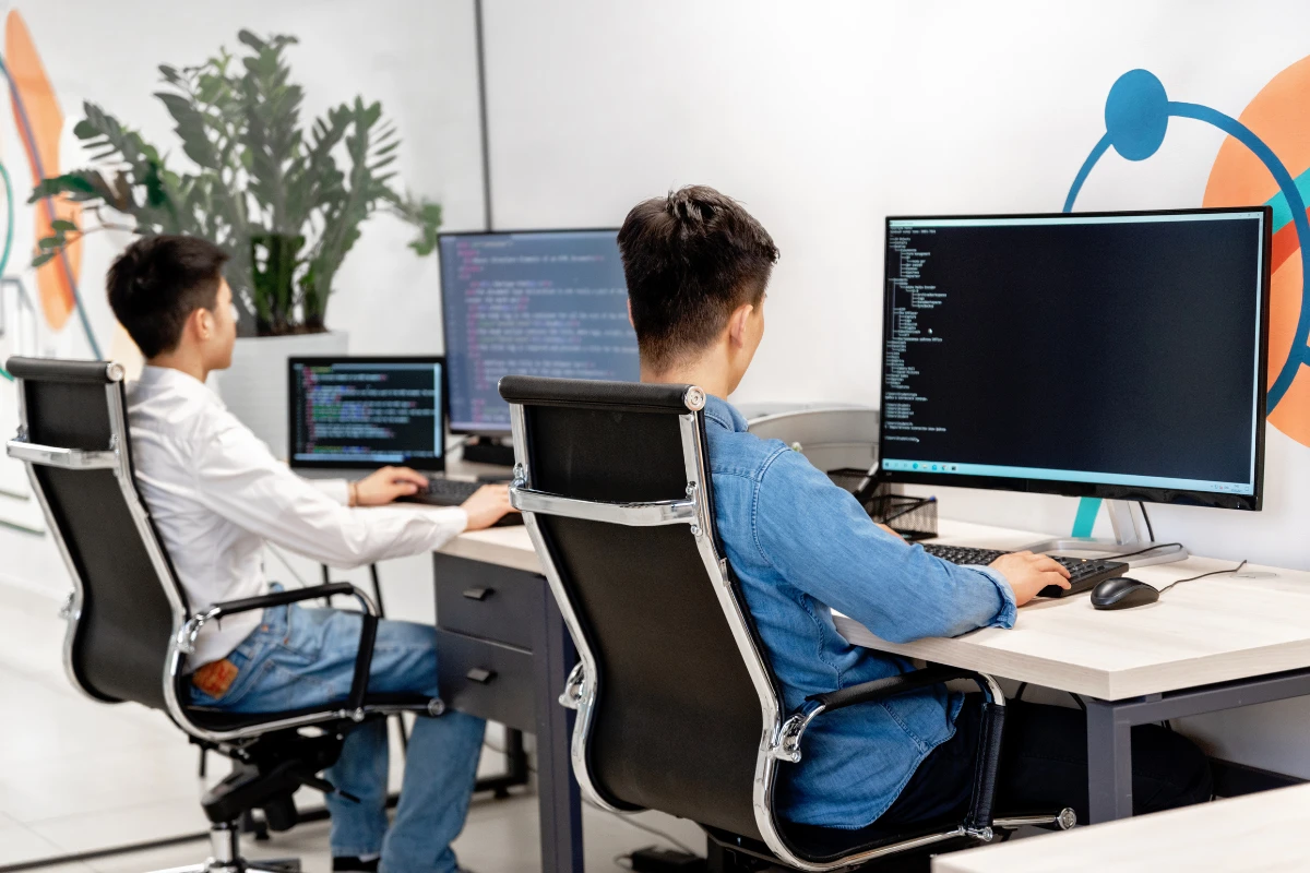 Sinh viên được học theo lộ trình rõ ràng, từ nền tảng đến nâng cao, kết hợp thực hành dự án thực tế ngay trong chương trình