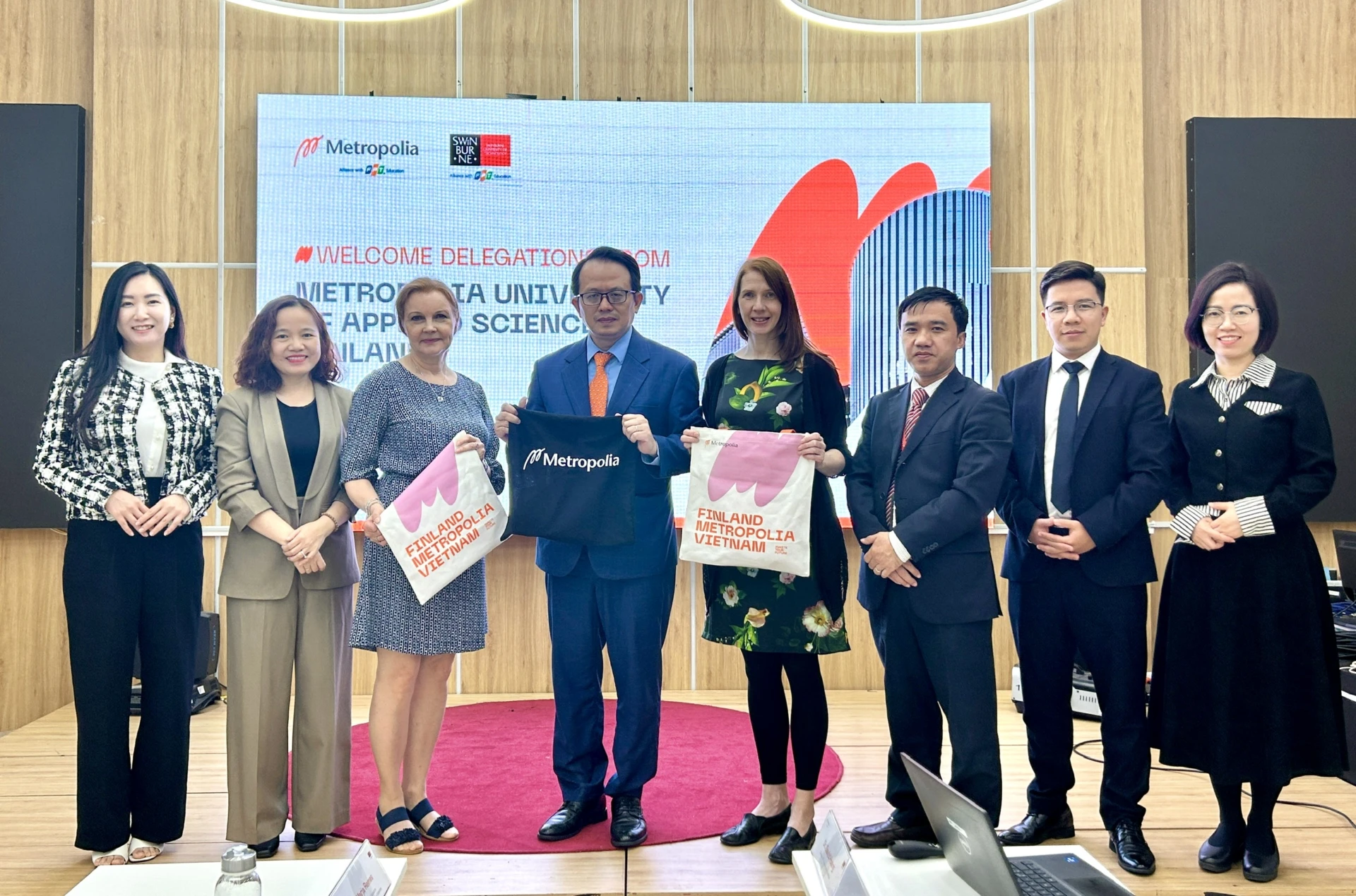 Dai dien Metropolia Phan Lan chup anh cung lanh dao Finland Metropolia Vietnam