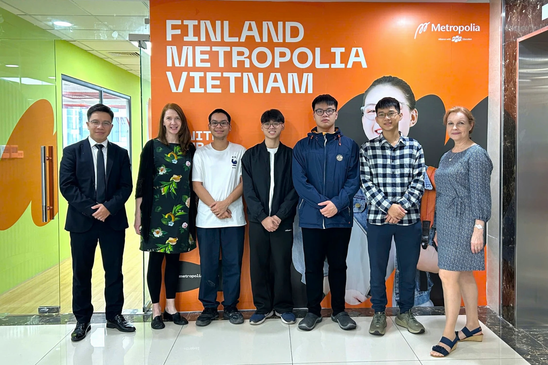 Dai dien Metropolia Phan Lan chup anh luu niem cung sinh vien Metropolia Vietnam 1