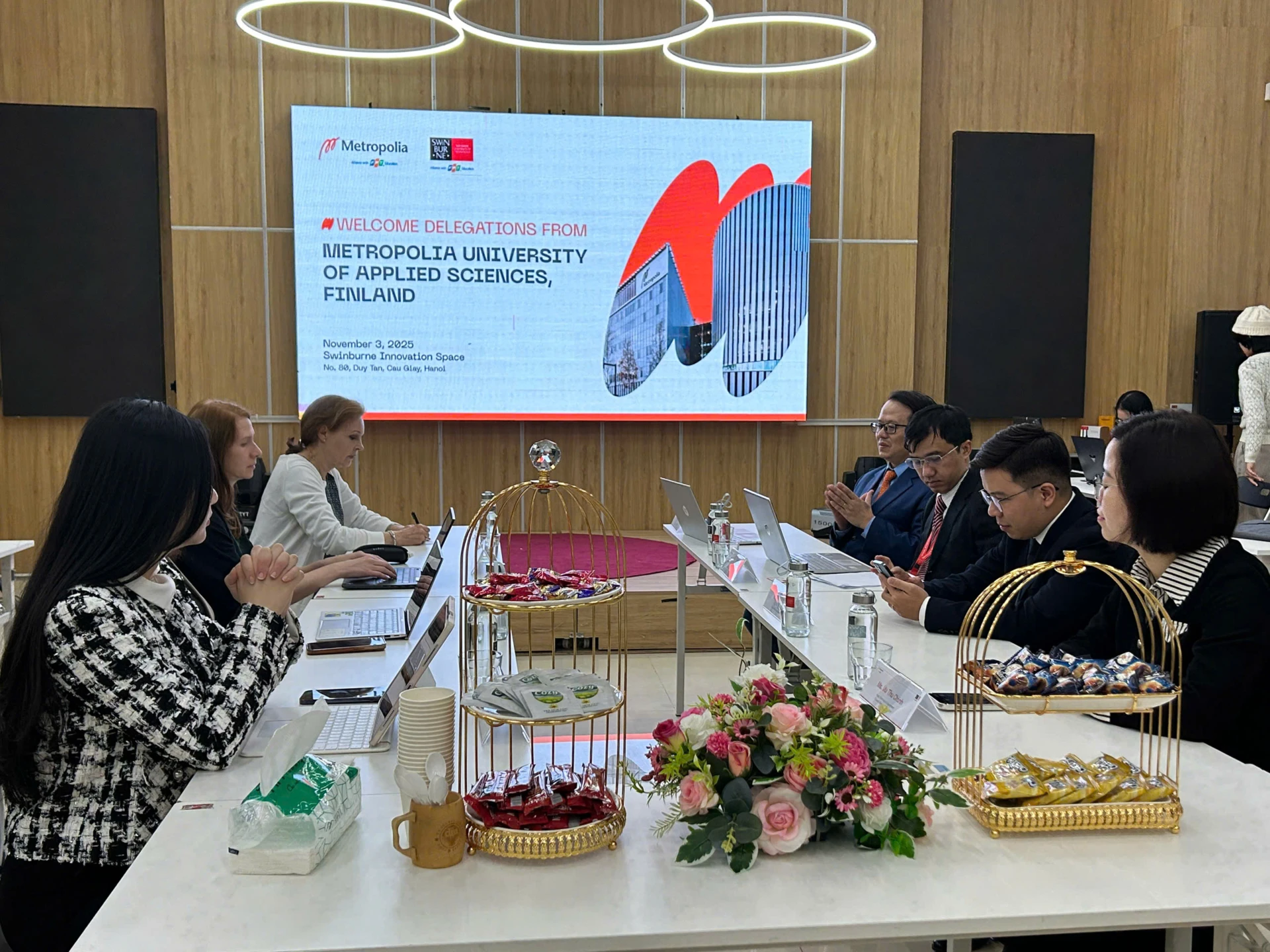 Đại diện Trường Đại học Khoa học Ứng dụng Metropolia (Phần Lan) làm việc cùng lãnh đạo Finland Metropolia Vietnam