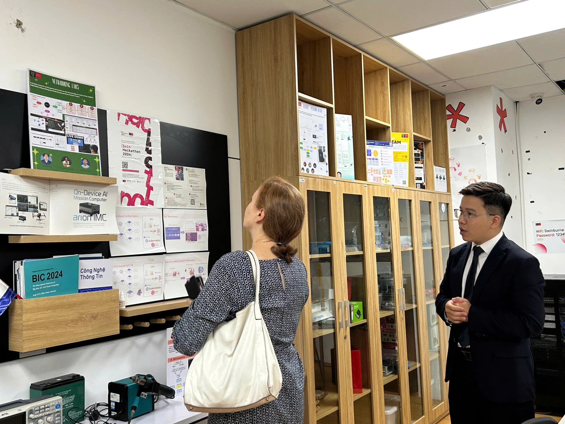Đại diện Phần Lan tham quan Innovation Lab