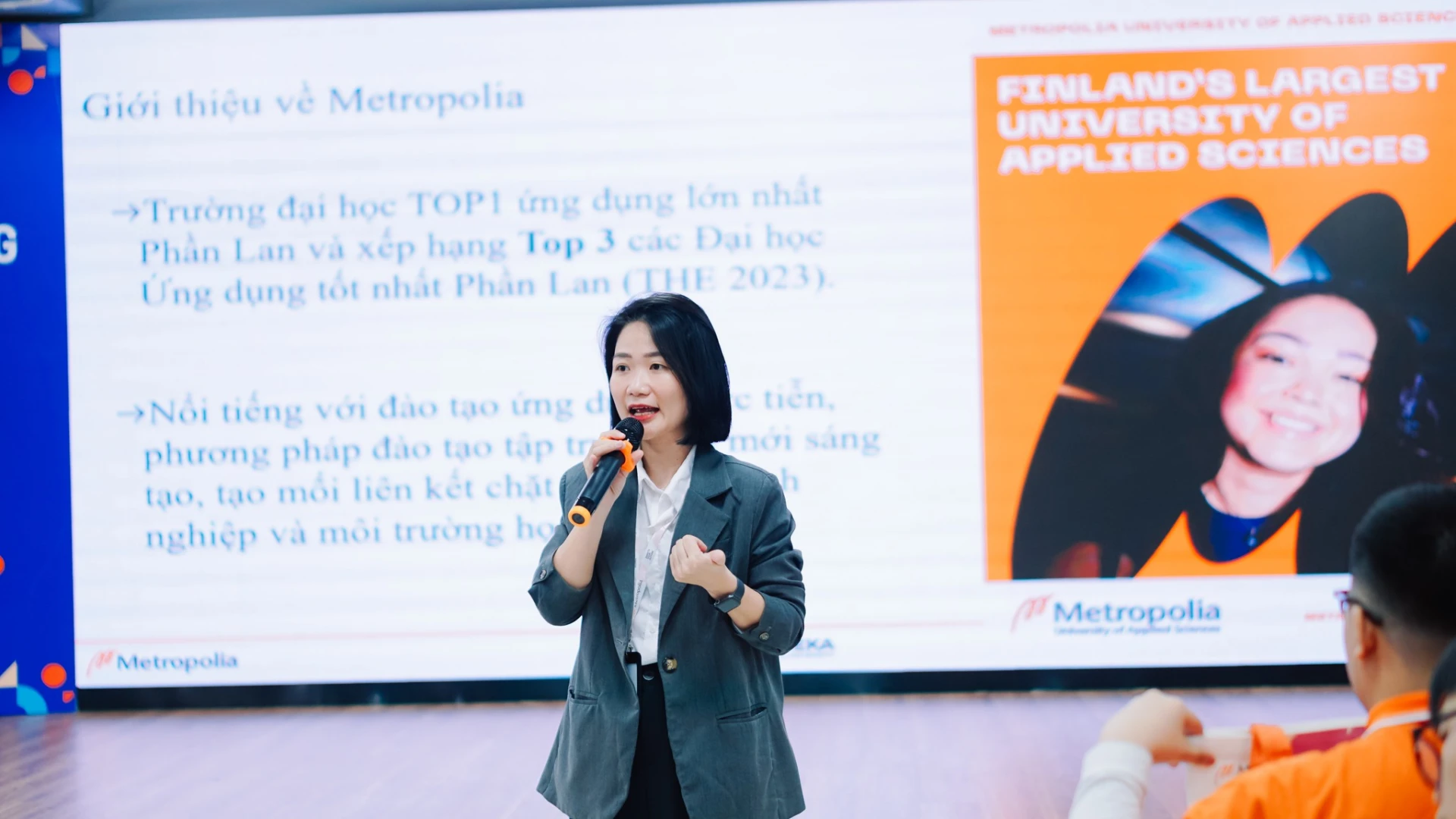 Đại diện Finland Metropolia Vietnam chia sẻ về chương trình đào tạo tại buổi chia sẻ cơ hội tiếp cận môi trường giáo dục Phần Lan cho học sinh THPT FPT Hà Nội.