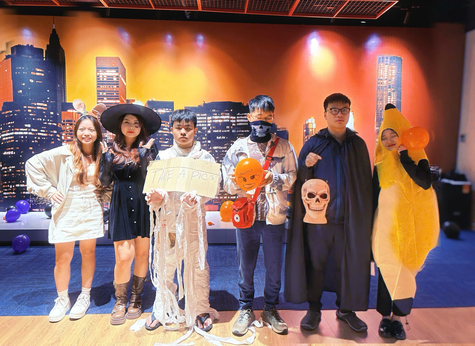 Sinh viên Finland Metropolia Vietnam hóa thân sáng tạo với năng lượng tuổi trẻ giữa sắc màu Halloween.