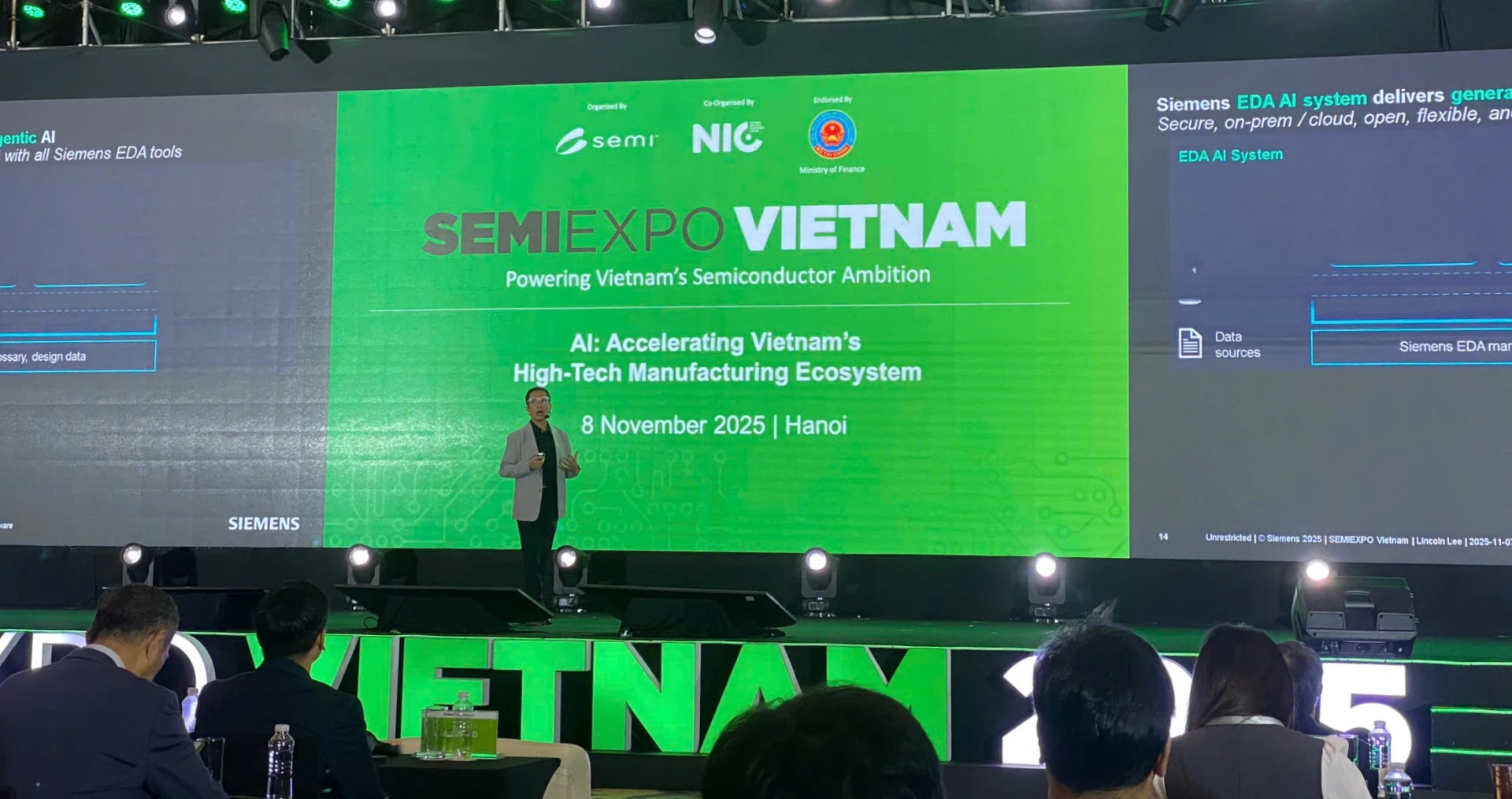 Ông Lincoln Lee, Phó Chủ tịch phụ trách Kỹ thuật ứng dụng, Công ty Siemens EDA (Cộng hòa Liên bang Đức) chia sẻ tại sự kiện với chủ đề thảo luận: "Thành công trong thế giới được điều khiển bởi AI và được xác định bằng phần mềm" 