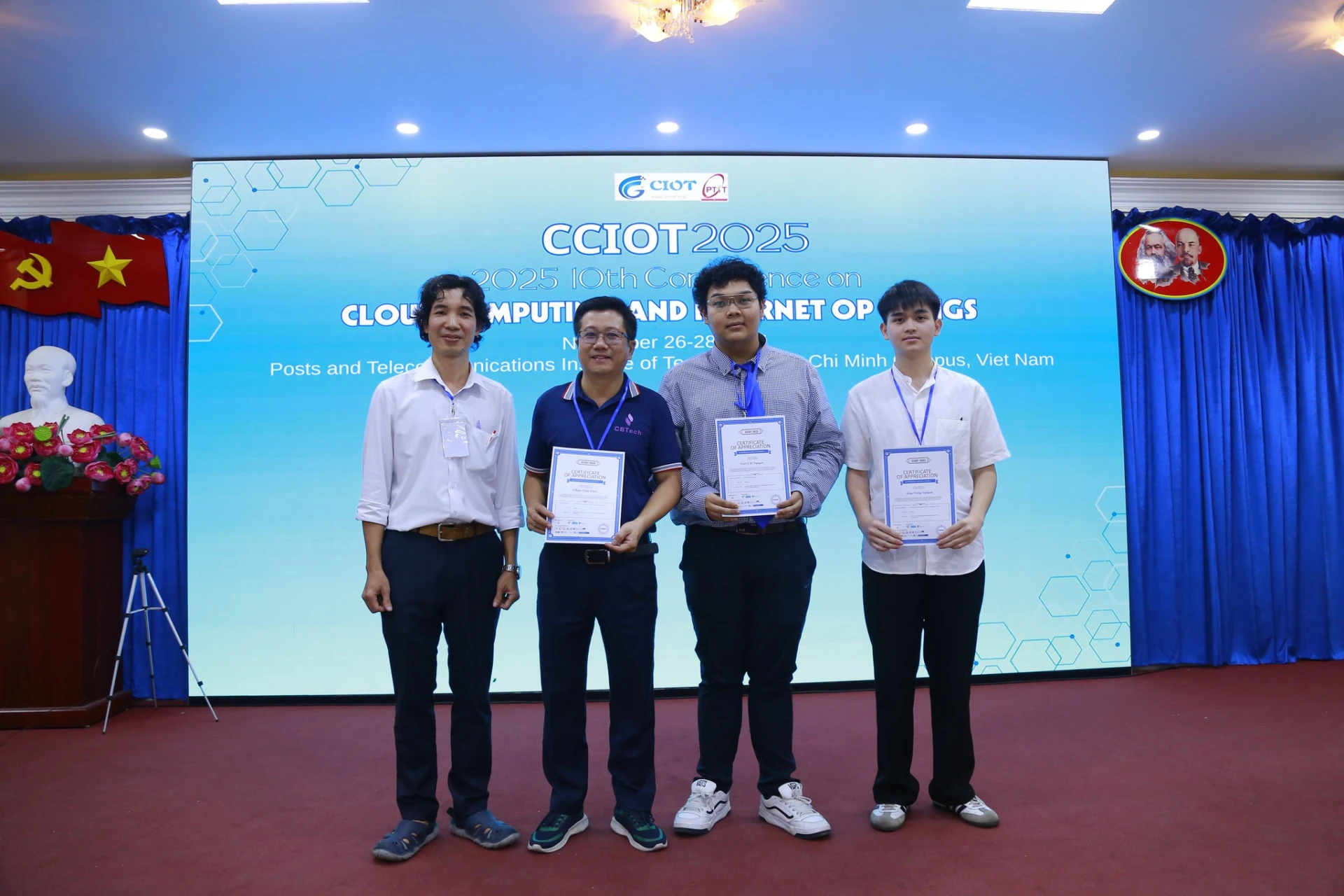 Sinh viên Nguyễn Tạ Minh Triết (thuộc nhóm nghiên cứu cùng TS. Peter) - đại diện nhóm nhận chứng nhận cho việc tham gia và trình bày công trình tại Hội nghị quốc tế lần thứ 10 về điện toán đám mây và Internet vạn vật. 