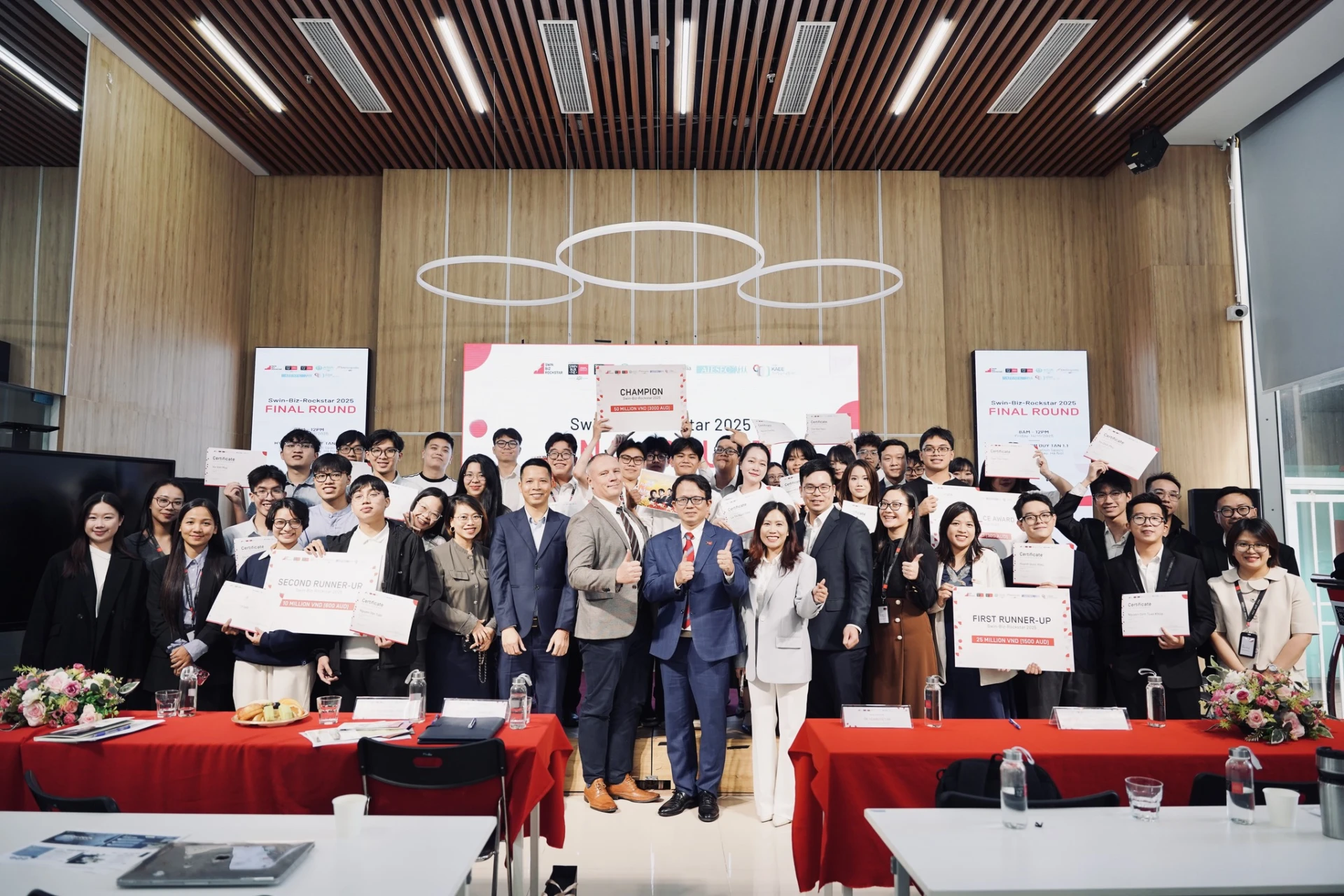 Top 7 đội thi cùng ban tổ chức và giám khảo tại Chung kết Swin-Biz-Rockstar 2025