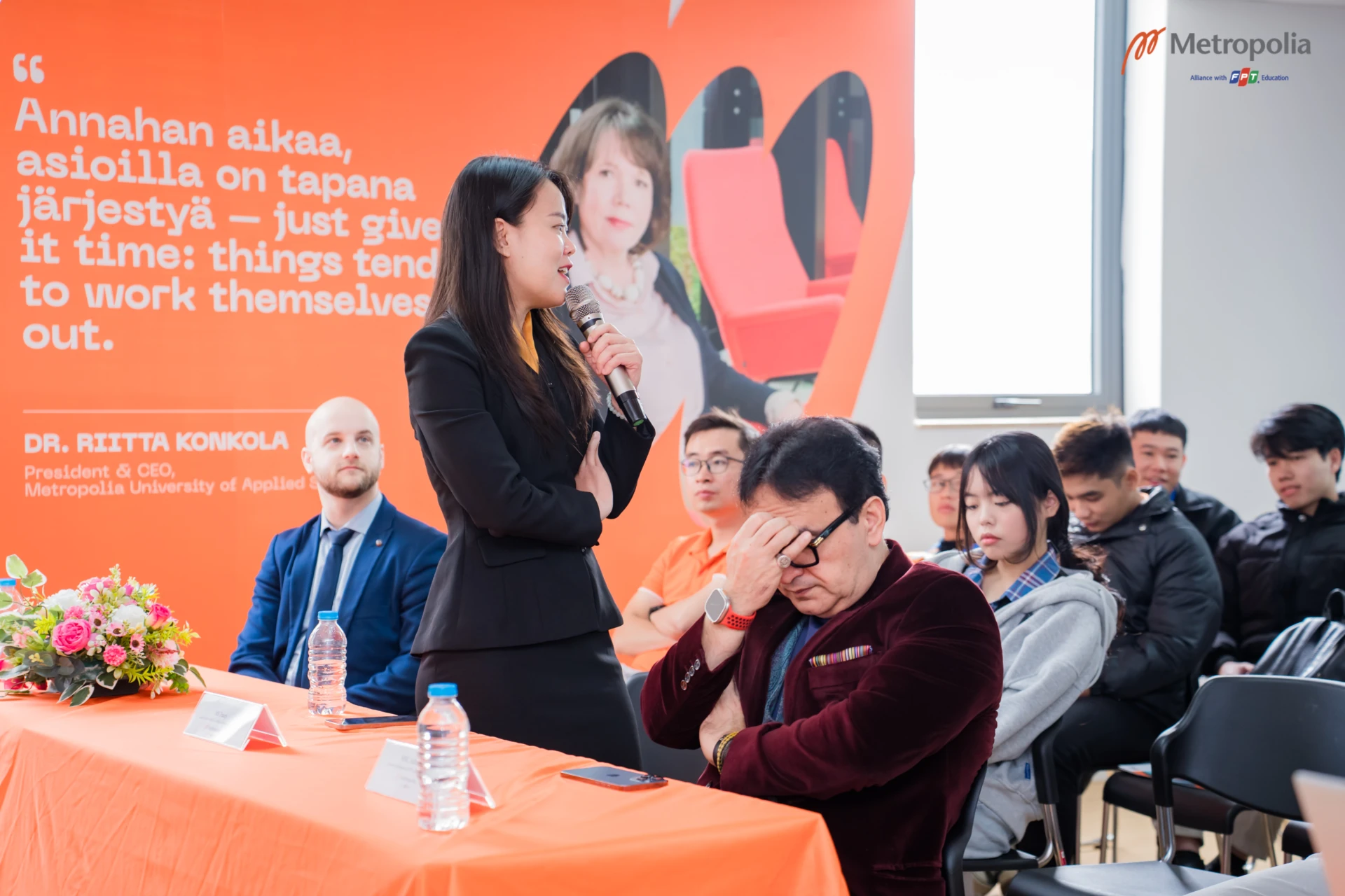 Ms. Tracey, cán bộ phòng Dịch vụ sinh viên giải đáp thắc mắc cho sinh viên về môi trường học tập hạnh phúc