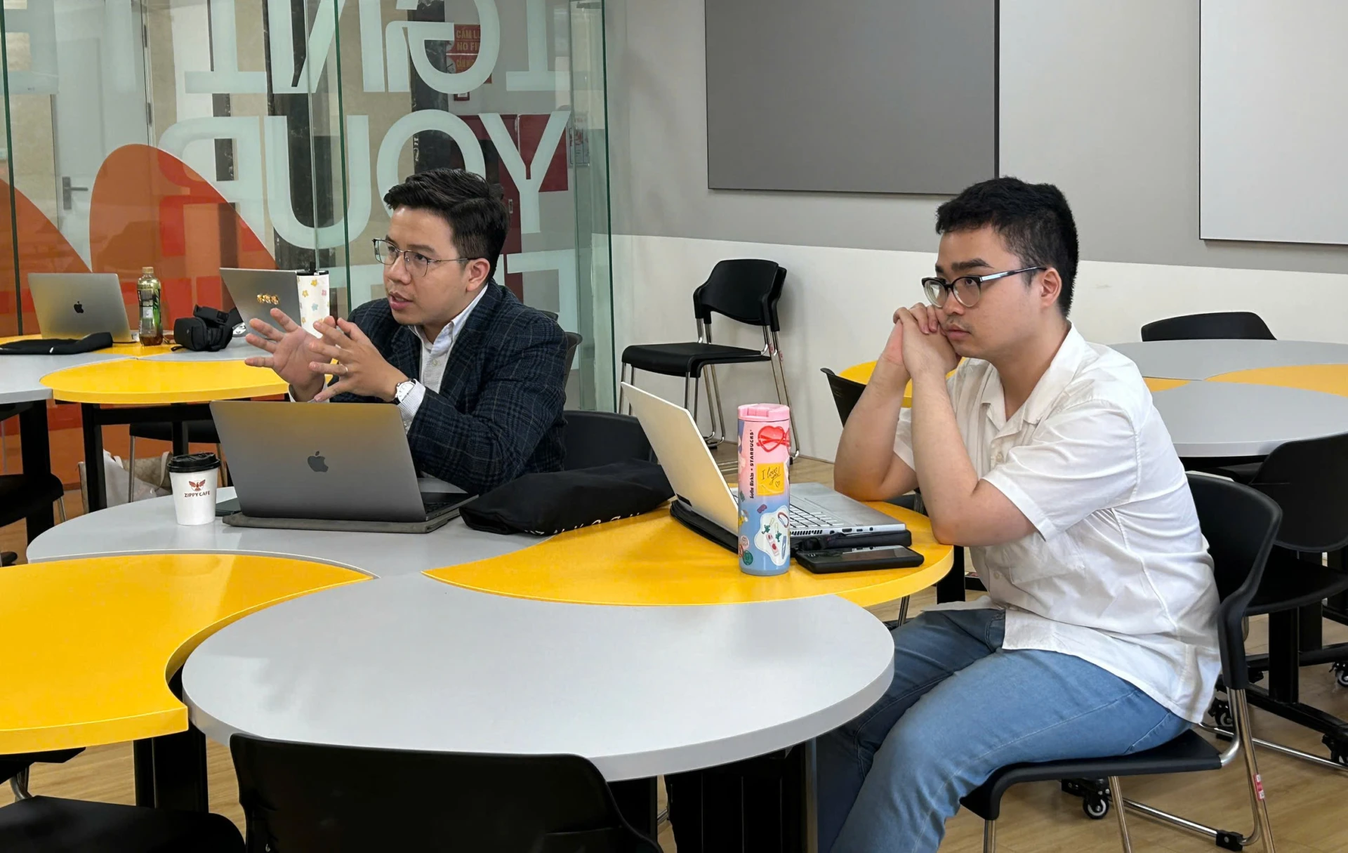 Sau phần trình bày, các giảng viên – đóng vai trò là những mentor (người hướng dẫn) đã trực tiếp đặt ra những câu hỏi phản biện hóc búa về cấu trúc dữ liệu và tối ưu hóa thuật toán.