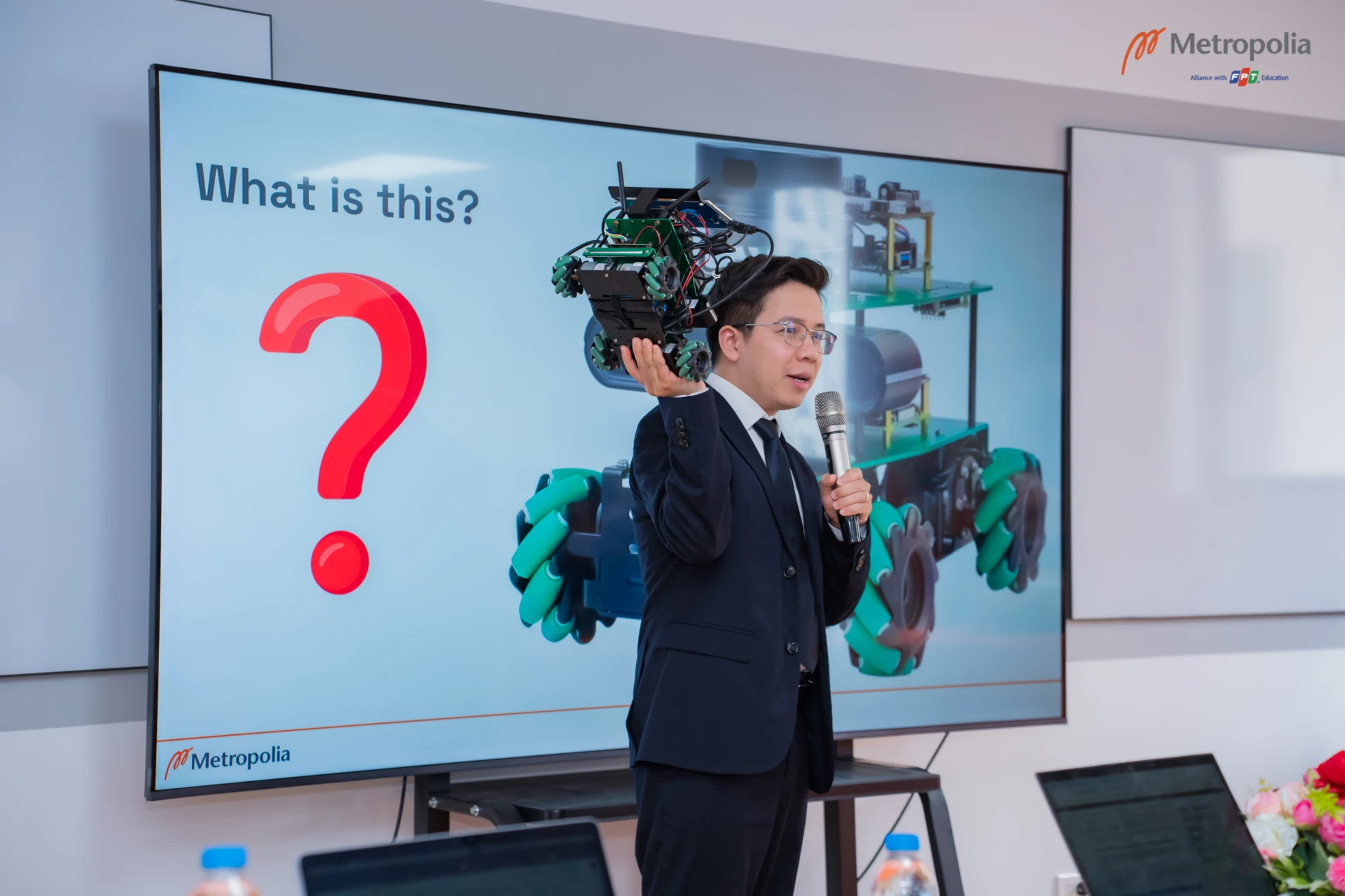 TS. Peter Pham - Trưởng khoa công nghệ thông tin thông minh Finland Metropolia Vietnam giới thiệu Robot ROSMASTER X3, khởi động hành trình "giải mã" công nghệ tại Info Day "Ignite your future - The Innovation Code