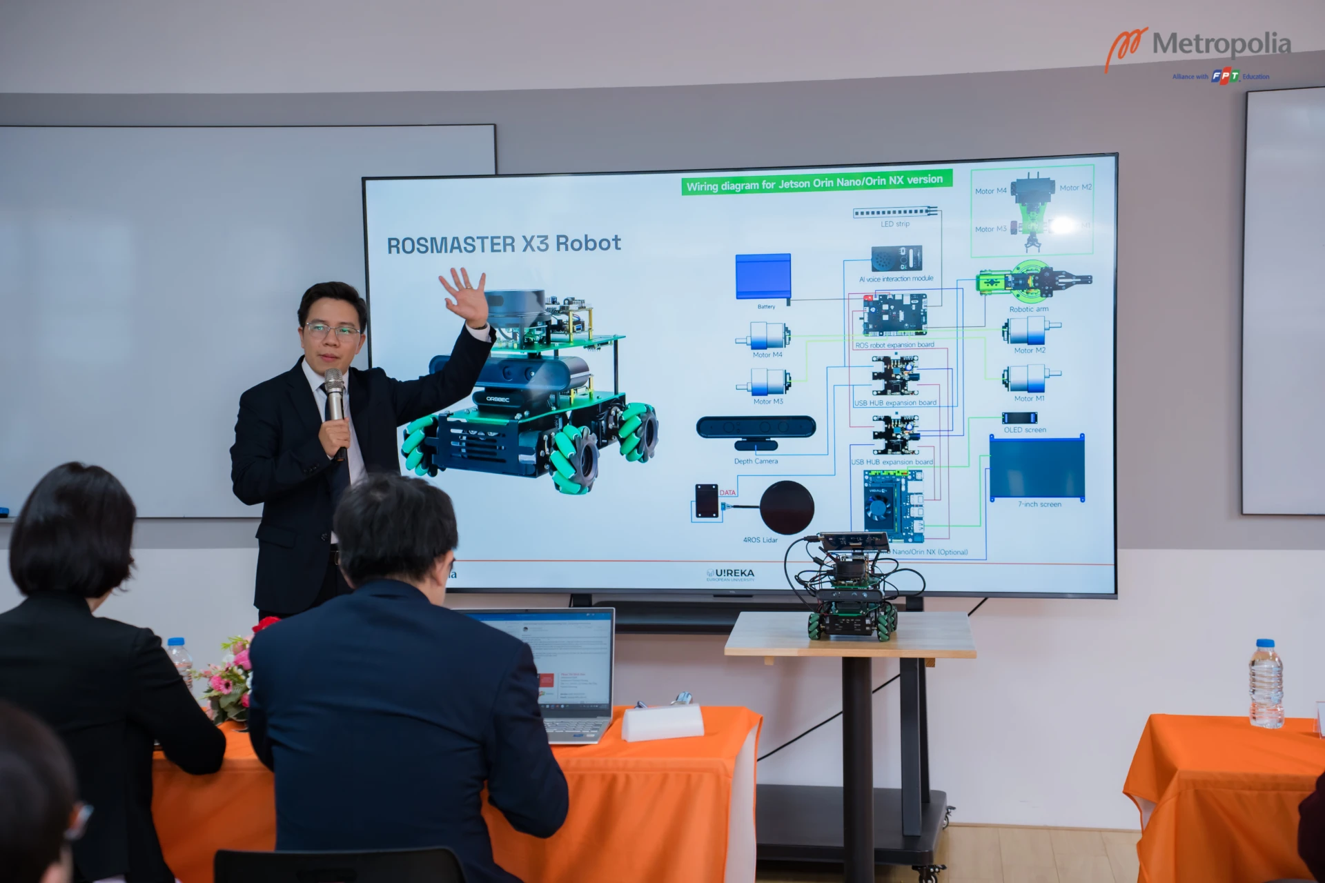 TS. Peter Pham – Trưởng khoa công nghệ thông tin thông minh Finland Metropolia Vietnam giới thiệu Robot ROSMASTER X3