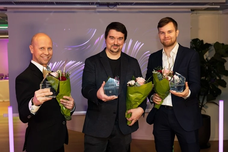 Những người chiến thắng tại lễ trao giải MatchXR Awards, từ trái sang phải: Mika Luimula, Trưởng phòng Giáo dục và Nghiên cứu của Khoa Phần mềm và Công nghệ Tương tác tại Turku UAS; Santeri Saarinen, Giám đốc Nghiên cứu và Phát triển tại Trung tâm Helsinki XR/Metropolia UAS; và Ohto Pentikäinen, Giám đốc Điều hành của DoublePoint. Ảnh: Via Ramstén.