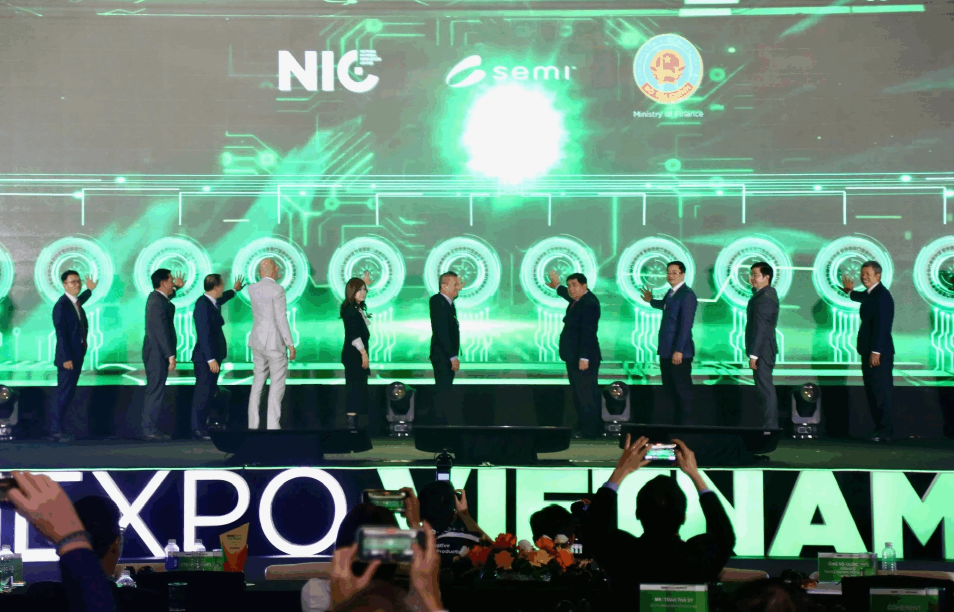 Phó Thủ tướng Nguyễn Chí Dũng và các đại biểu thực hiện nghi thức khai trương SEMIExpo Việt Nam 2025 - Ảnh: VGP/Thu Sa